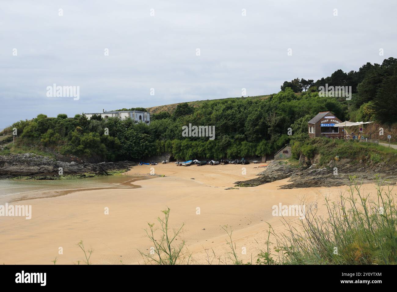 Sandstrand und Fortin Port Andro in Port Andro, Belle Ile en Mer, Bretagne, Frankreich Stockfoto