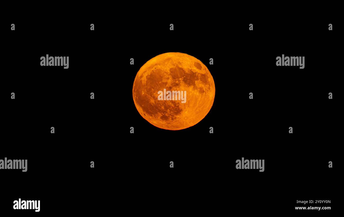 Atemberaubende Nahaufnahme der Mondoberfläche mit detaillierten Kratern und Texturen. Ideal für Astronomie-, Wissenschafts- und Naturprojekte. Perfekt für Stockfoto