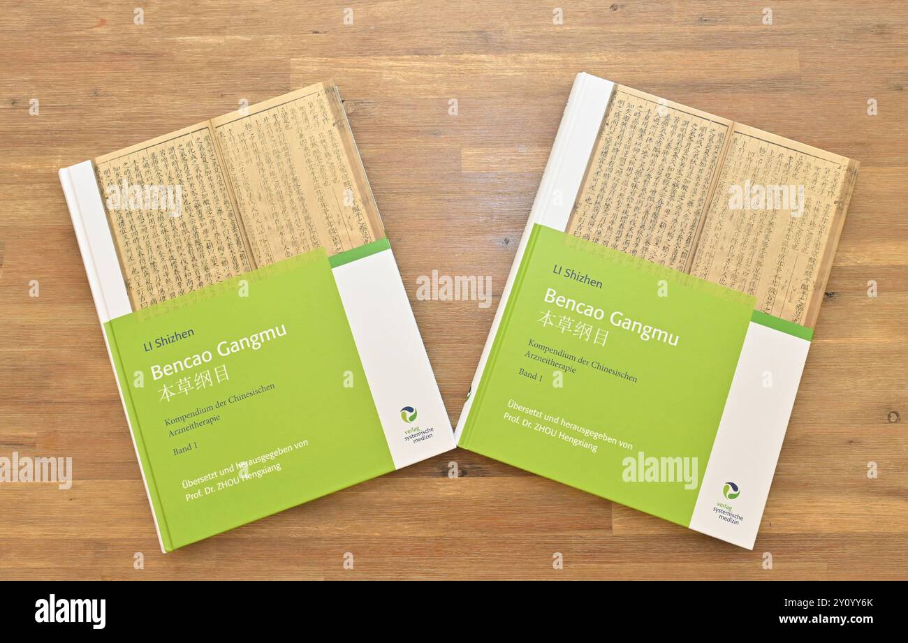 Berlin, Deutschland. September 2024. Dieses Foto vom 4. September 2024 zeigt Bücher der ersten vollständigen deutschen Version des ersten Bandes des des Bencao Gangmu (Kompendium der Materia Medica) in Berlin. Die erste vollständige deutsche Fassung des ersten Bandes des des Bencao Gangmu (Compendium of Materia Medica) ist kürzlich in Deutschland erschienen. ZU DEN „deutschen Versionen des ersten Bandes von Bencao Gangmu published“ Credit: Ren Pengfei/Xinhua/Alamy Live News Stockfoto