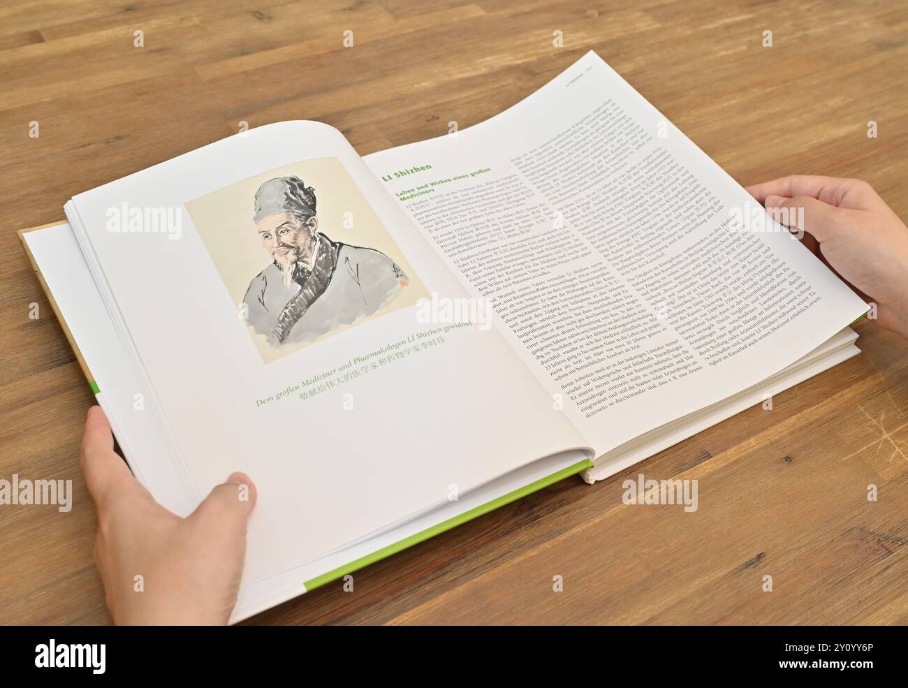 Berlin, Deutschland. September 2024. Ein Leser liest am 4. September 2024 ein Buch der ersten vollständigen deutschen Fassung des ersten Bandes des Bencao Gangmu (Kompendium der Materia Medica) in Berlin. Die erste vollständige deutsche Fassung des ersten Bandes des des Bencao Gangmu (Compendium of Materia Medica) ist kürzlich in Deutschland erschienen. ZU DEN „deutschen Versionen des ersten Bandes von Bencao Gangmu published“ Credit: Ren Pengfei/Xinhua/Alamy Live News Stockfoto