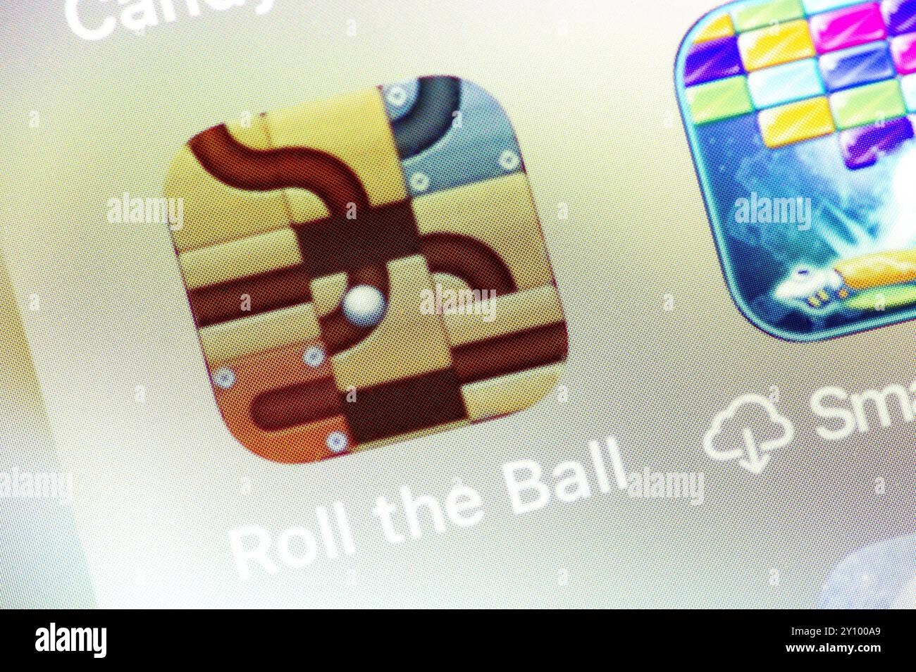 OSTRAVA, TSCHECHIEN – 27. JULI 2024: Das mobile Spiel Roll the Ball wird auf iOS-Geräten installiert Stockfoto