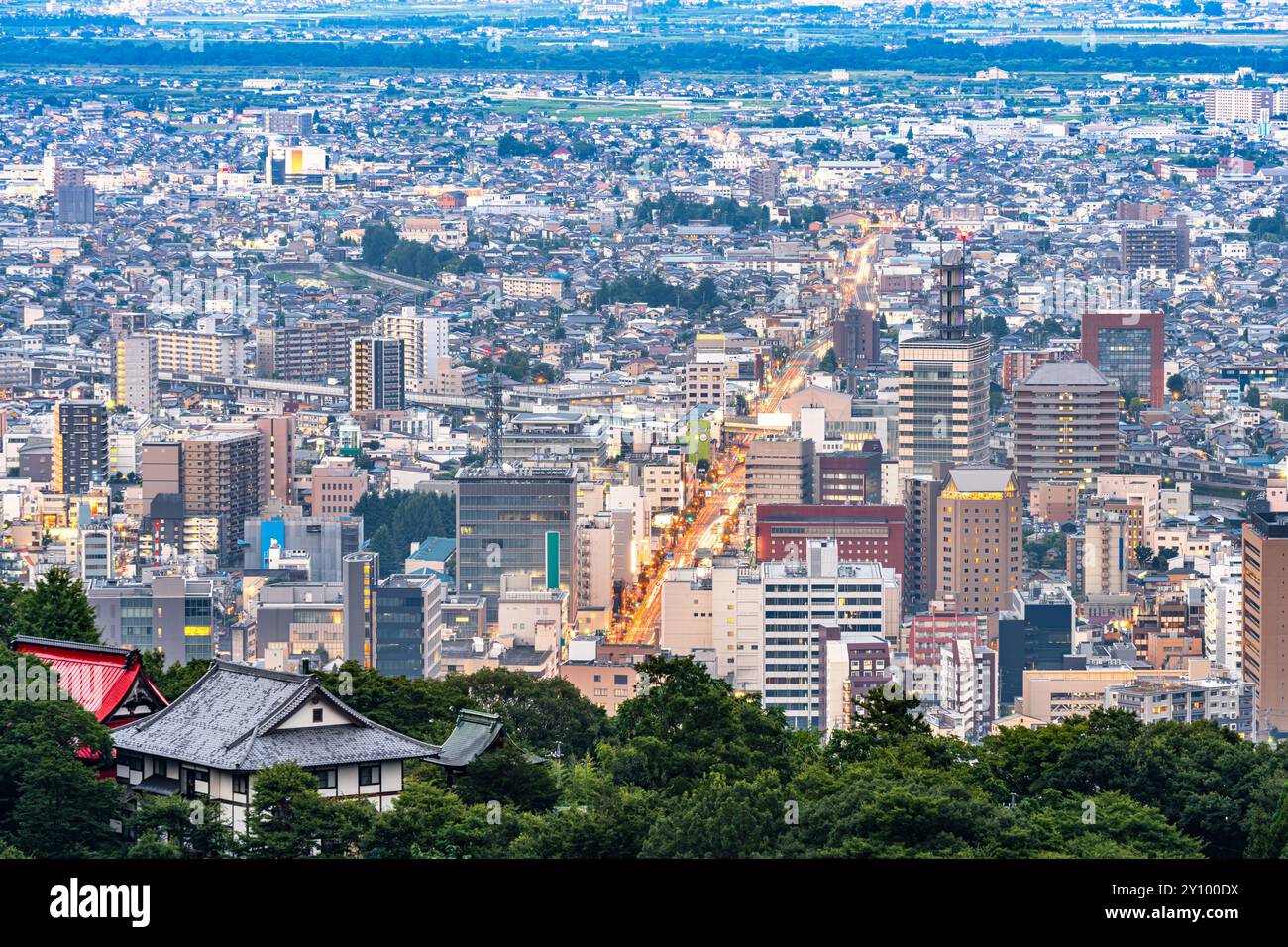 Nagano City, Japan bei Dämmerung vom Asahi Mountain. Stockfoto