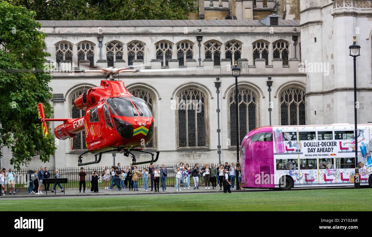 London, Großbritannien. September 2024. Ein Verkehrsunfall zwischen einem LKW und einem Radfahrer vor dem Unterhaus und unmittelbar nach dem Eingang des Premierministers Kier Starmer in das Unterhaus löste eine große Rettungsaktion aus, darunter etwa fünfzig Polizeibeamte, mehrere Rettungsfahrzeuge und die London Air Ambulance, die auf dem Parliament Square landet. Quelle: Ian Davidson/Alamy Live News Stockfoto