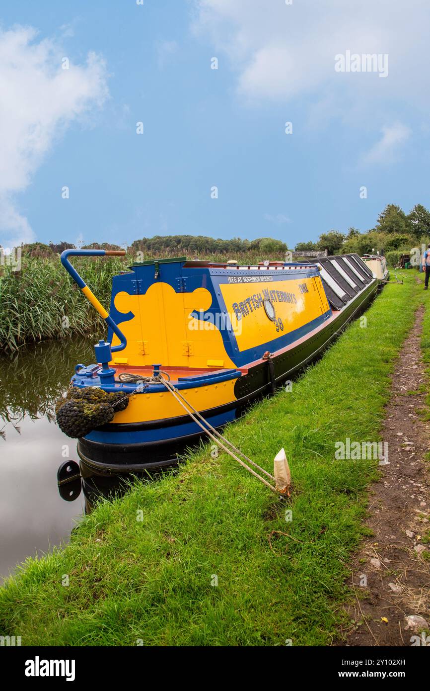 Das ehemalige britische Wasserstraßen-Schmalboot wurde heute zu einem Vergnügungsboot umgebaut, das auf dem Trent and Mersey Kanal in der Landschaft von Cheshire liegt Stockfoto