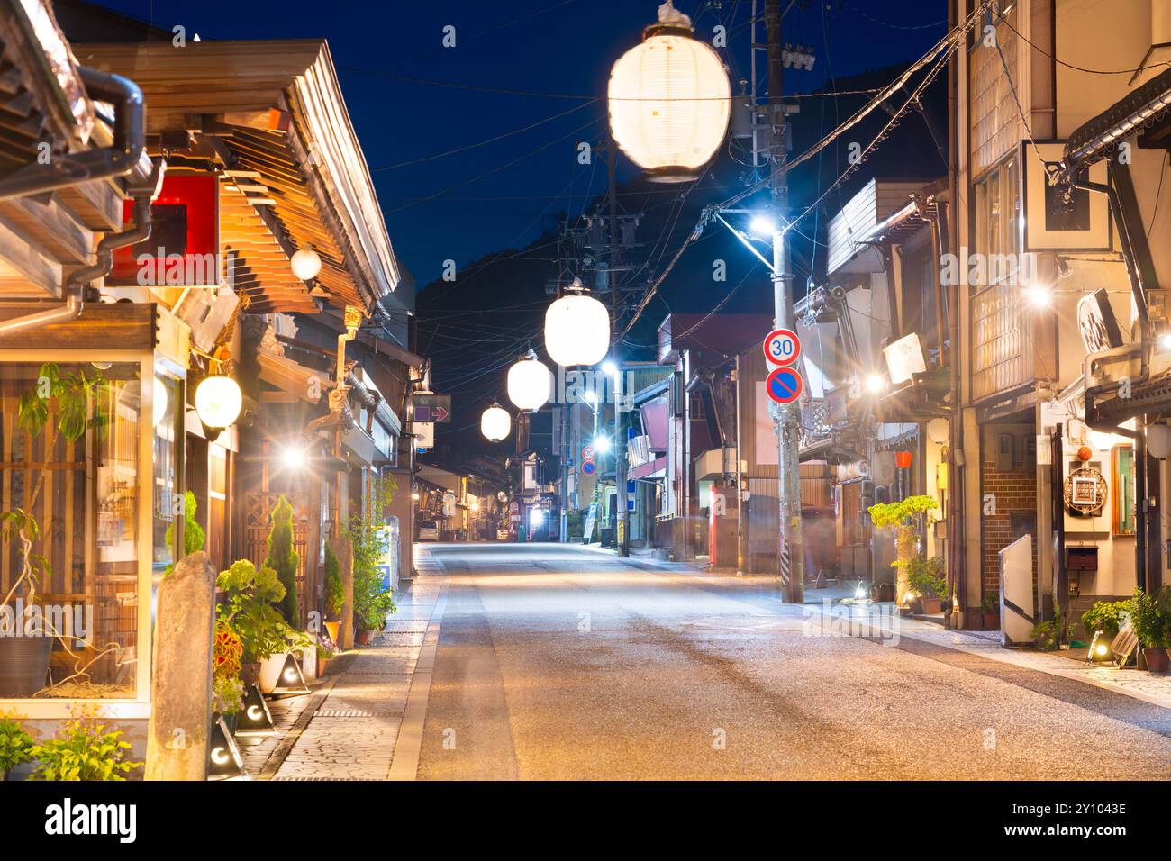 Gujo, Japans Altstadtstraßen bei Nacht. Stockfoto