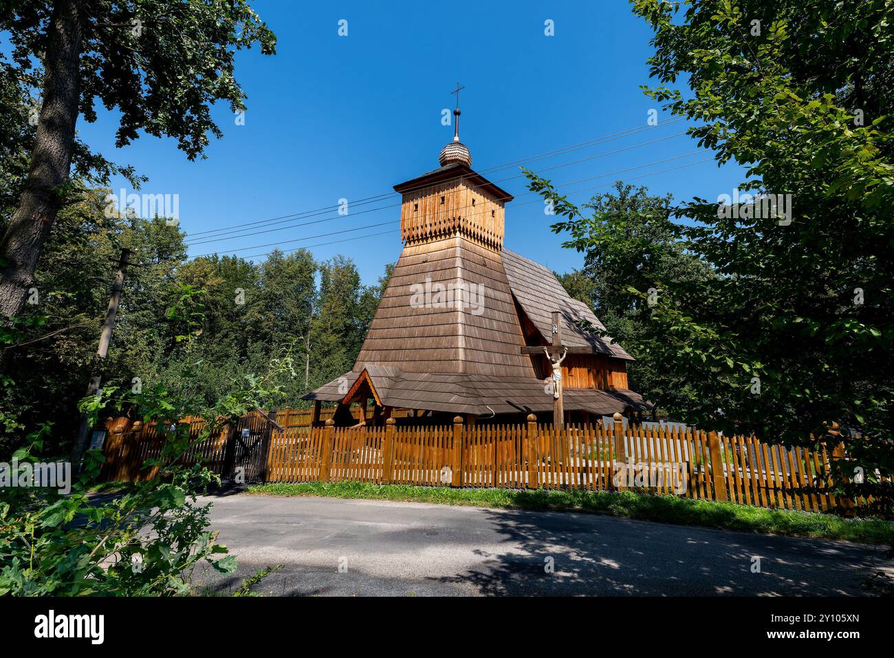 Guty - Trinec, Tschechische Republik - 14. August 2024: Die Fronleichnamskirche in Guty von 1563 war eine der ältesten erhaltenen Holzkirchen Stockfoto