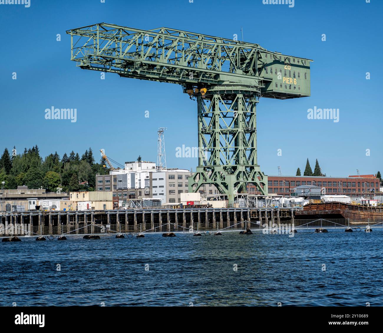 Der Kran Nr. 28 der Puget Sound Naval Shipyard (Bremerton Navy Yard) ist ein Hammerkopfkran. Es wurde 1933 für 500 000 US-Dollar gebaut. Es ist 250 t Stockfoto