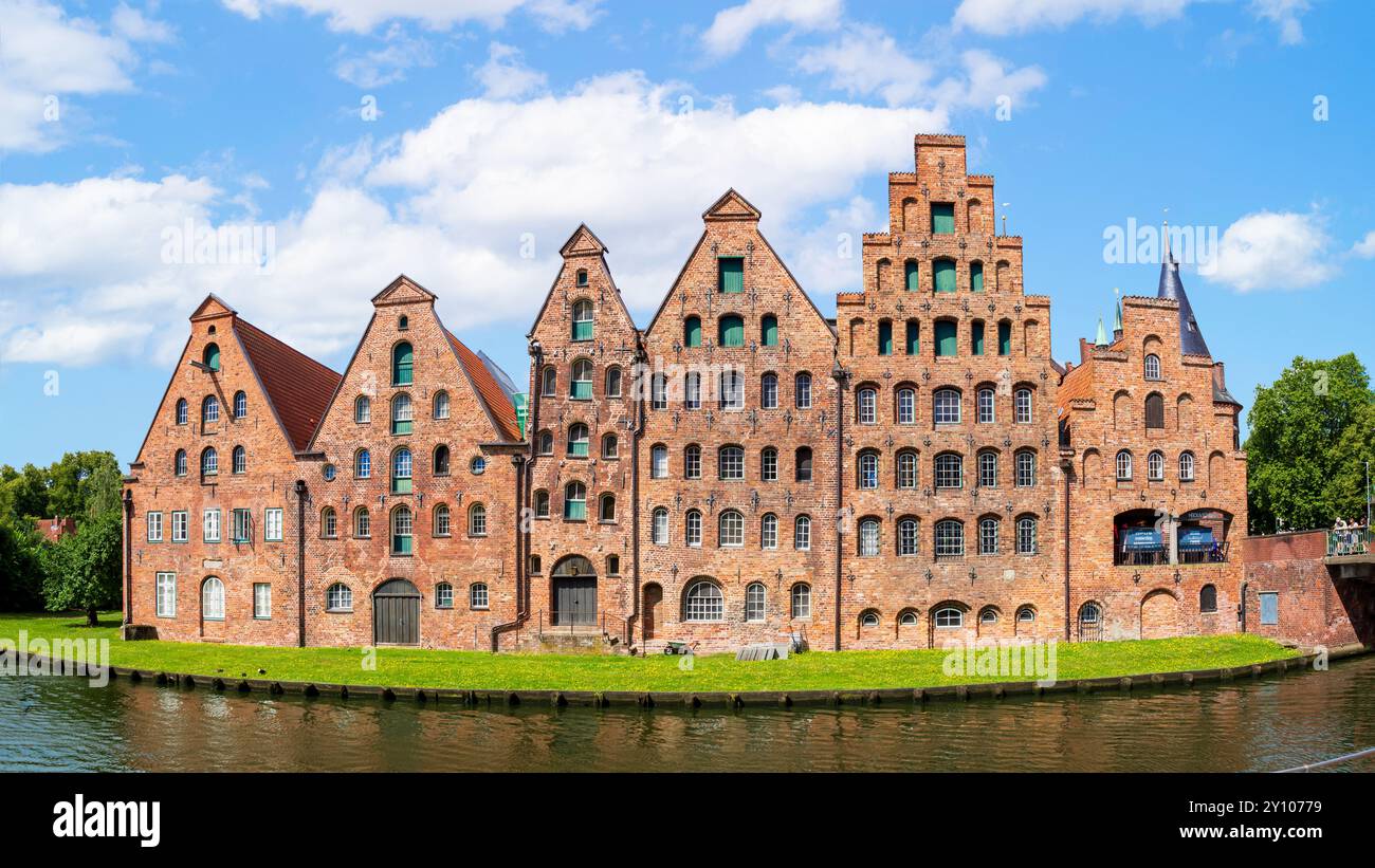 Allgemeiner Blick auf den Salzspeicher, einen historischen Komplex ehemaliger Salzlager aus dem 16. Bis 18. Jahrhundert an der Trave in Lübeck. Stockfoto