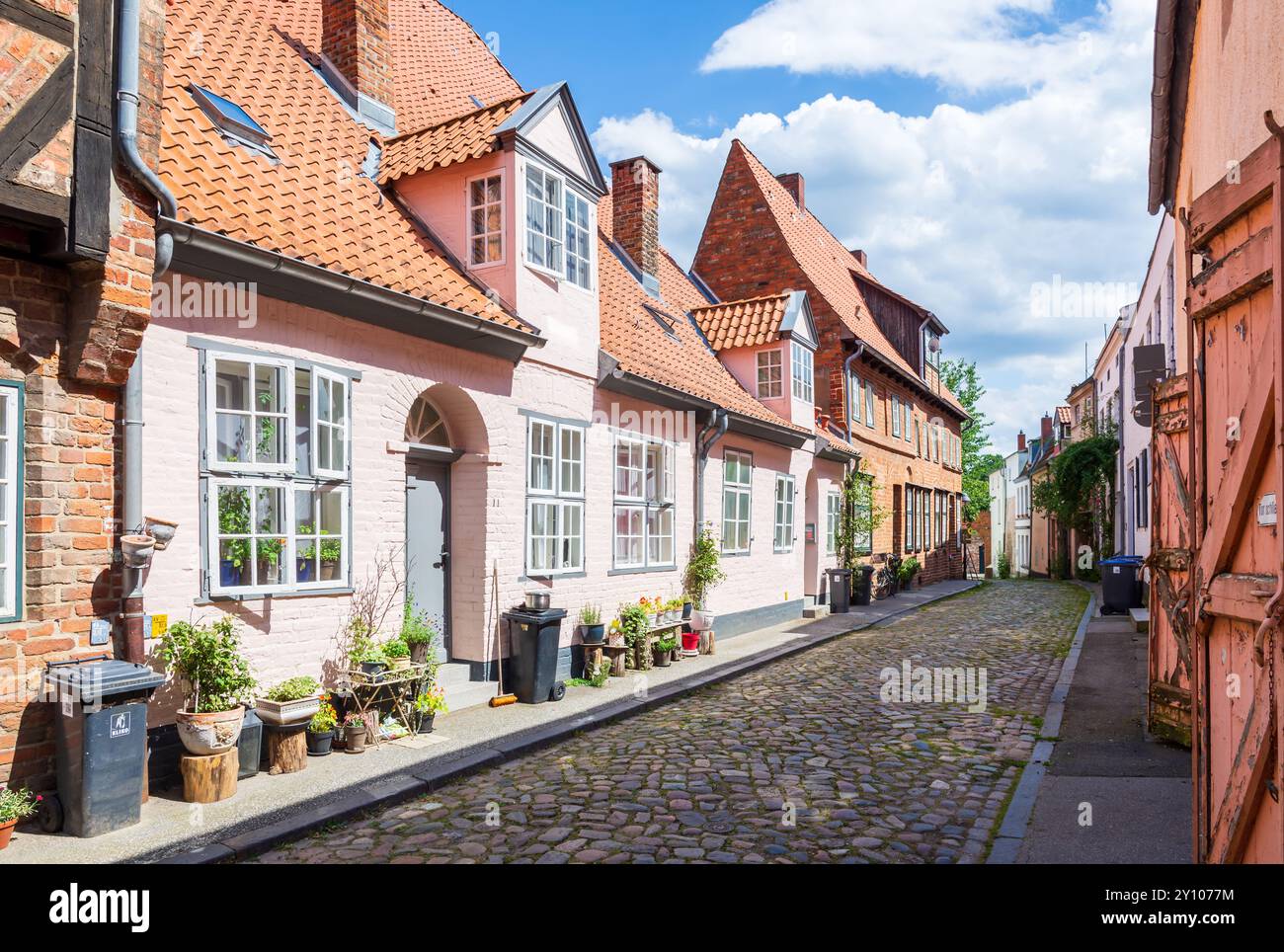Die Düvekenstraße ist eine alte Kopfsteinpflasterstraße im historischen Zentrum Lübecks, gesäumt von Stadthäusern aus dem 14. Jahrhundert. Stockfoto
