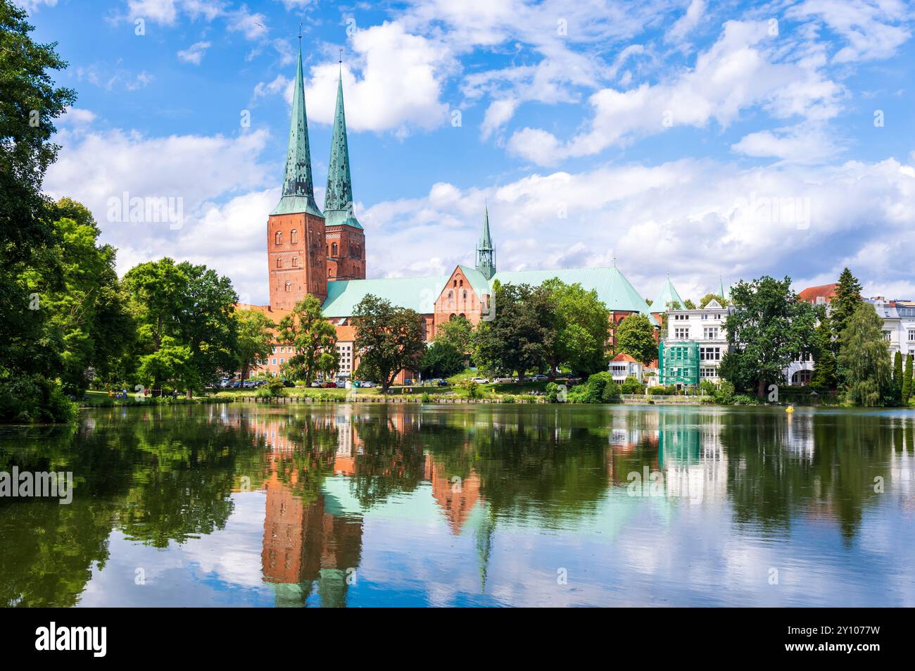 Allgemeine Ansicht des Lübecker Doms, einer großen aus Backsteinen gebauten lutherischen Kirche aus dem 12.-14. Jahrhundert im historischen Zentrum. Stockfoto