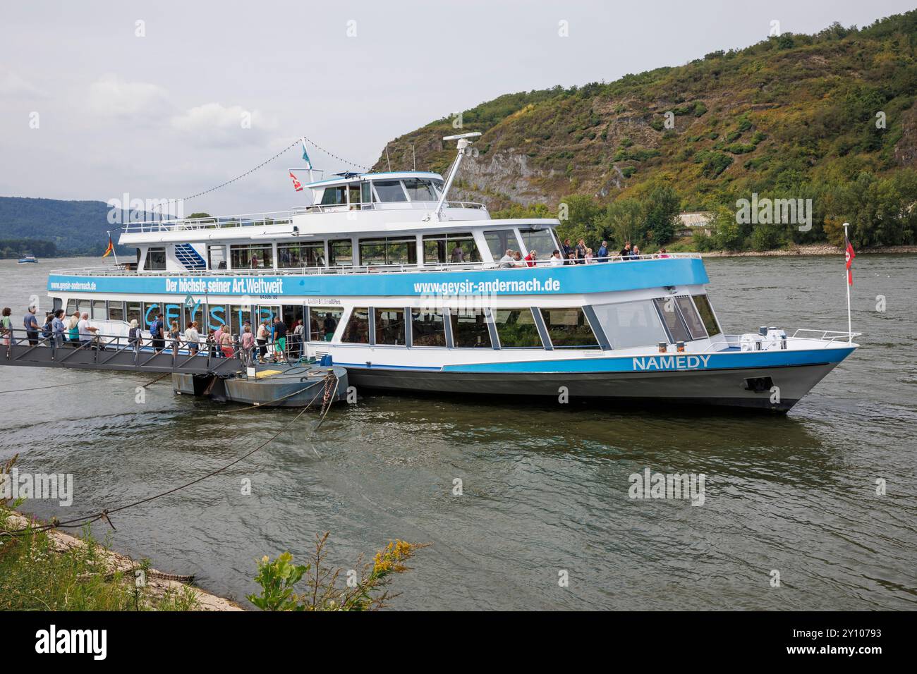 Das Schiff, das Besucher zum Geysir Andernach bringt, liegt am Ufer des Rheins, Andernach, Rheinland-Pfalz, Deutschland. Schiff, das die Beusch Stockfoto