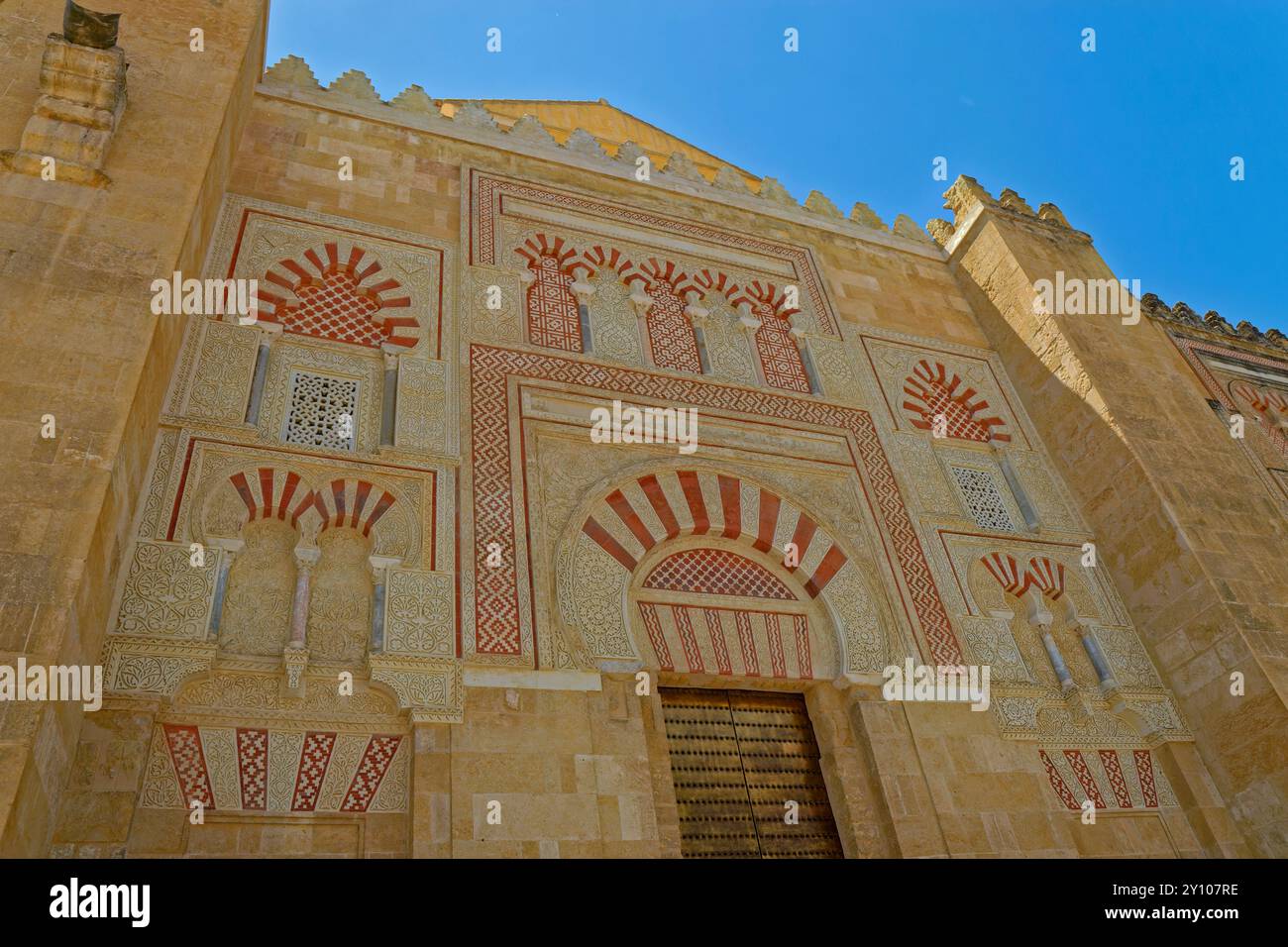 Außenwand der Mezquita-Catedral de Córdoba oder Moschee-Kathedrale von Córdoba, ursprünglich eine islamische Moschee, in der Provinz Cordoba, Spanien. Stockfoto