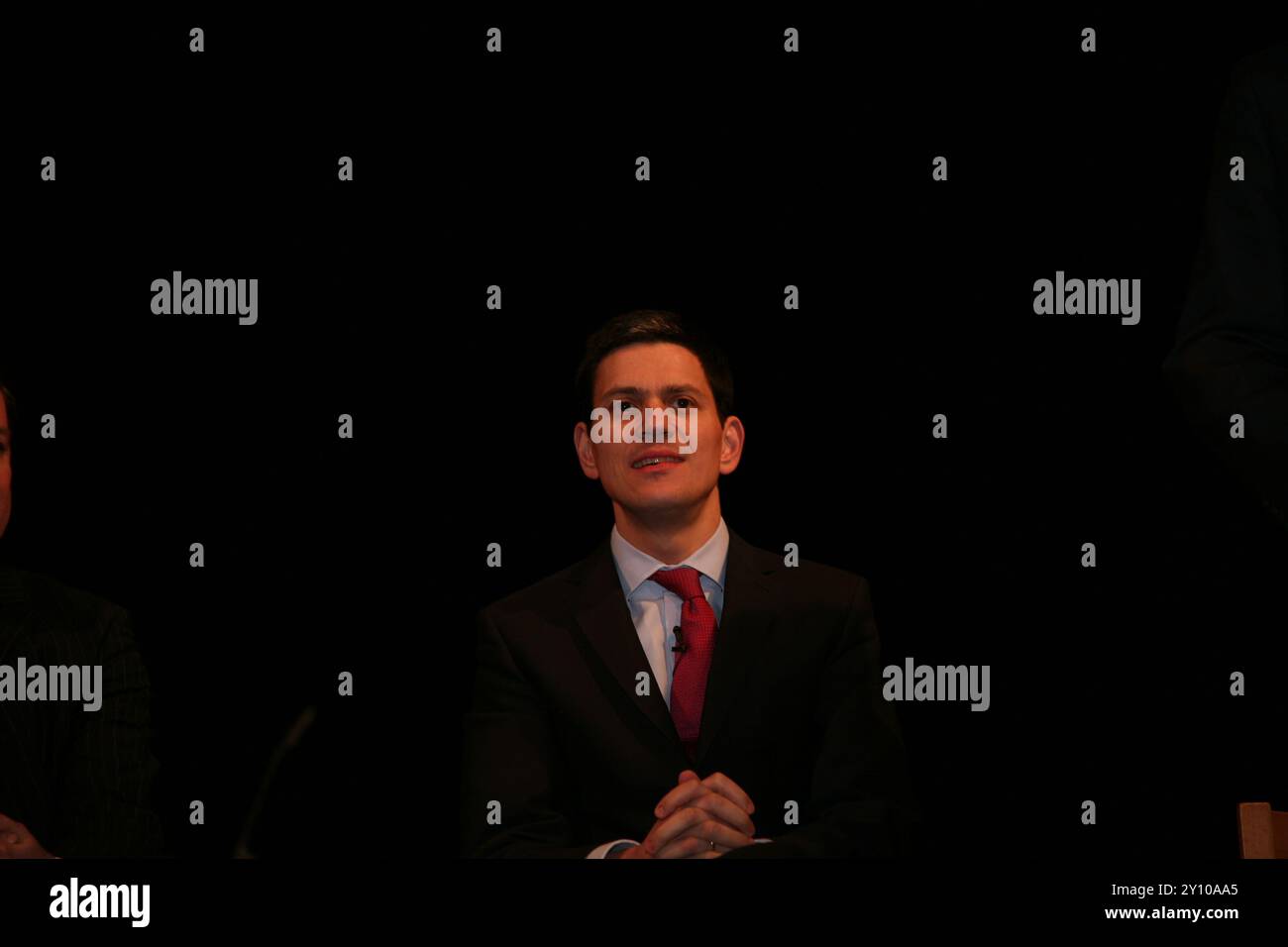 Außenminister David Miliband beantwortete bei einer öffentlichen Sitzung in Hammersmith, West London, Fragen der Einheimischen zur Außen- und Innenpolitik Stockfoto