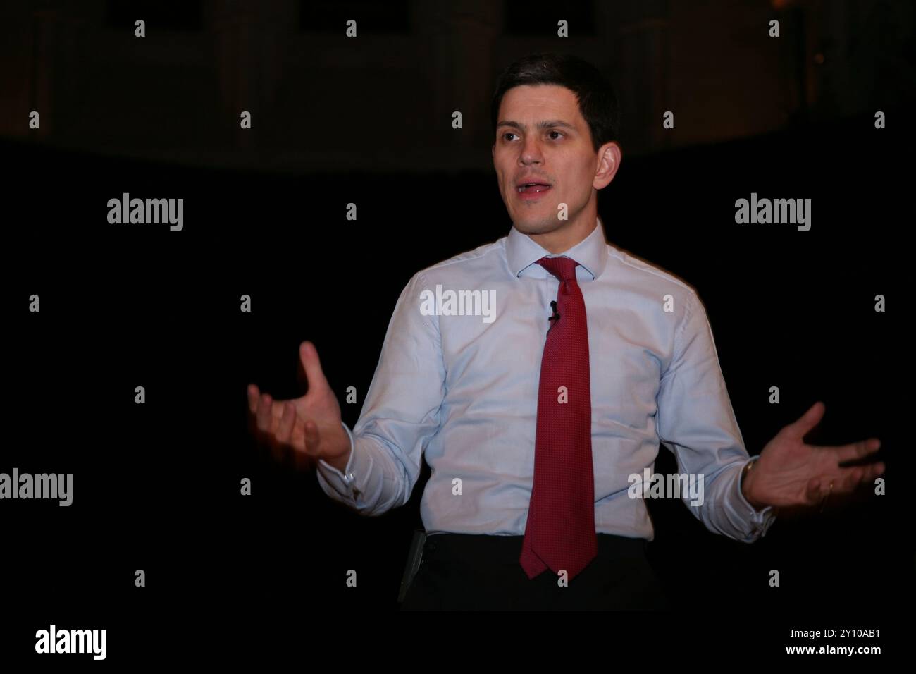 Außenminister David Miliband beantwortete bei einer öffentlichen Sitzung in Hammersmith, West London, Fragen der Einheimischen zur Außen- und Innenpolitik Stockfoto