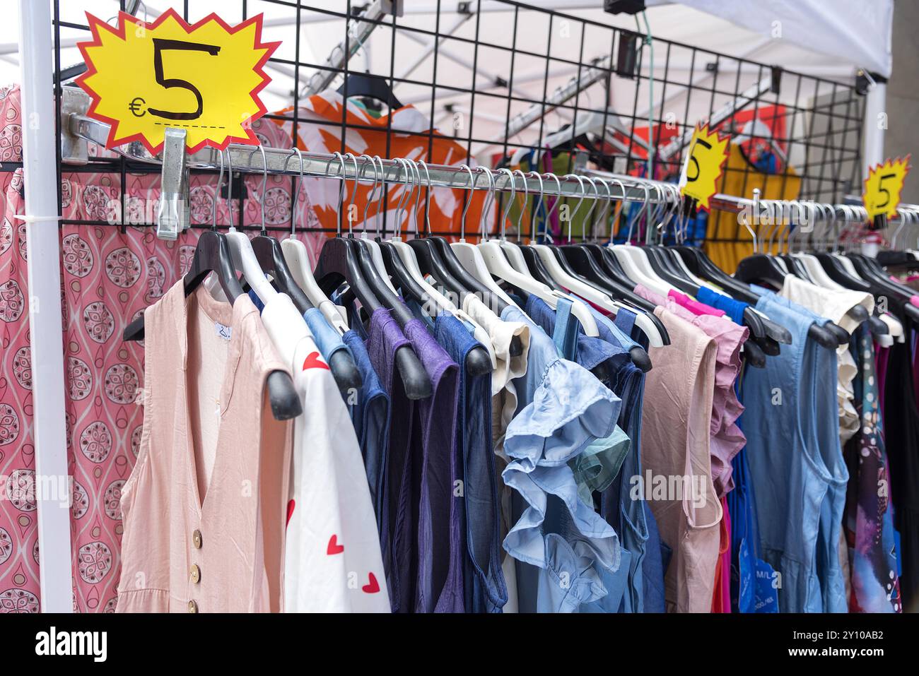 Einkaufsstraße mit Kleidungsstücken zum Verkauf für 5 Euro (5 Euro) in einer spanischen Stadt, Areccife, Lanzarote, Kanarischen Inseln Stockfoto