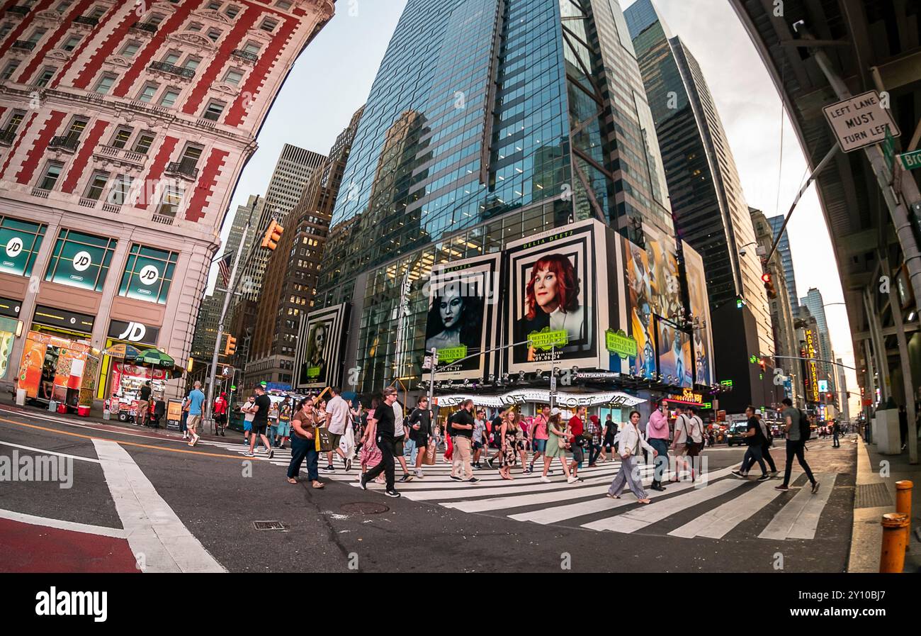 Horden von Menschen überqueren die West 42nd Street unter Werbung für die Warner Bros PicturesÕ ÒBeetlejuice BeetlejuiceÓ am Mittwoch, den 14. August 2024. Der Film unter der Regie von Tim Burton wird am 6. September 2024 veröffentlicht (© Richard B. Levine) Stockfoto