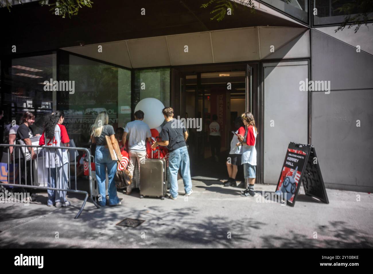 Die Schüler checken am Sonntag, den 18. August 2024, in ihrem Schlafsaal ein und lernen in der Kerrey Hall in der New School in Greenwich Village in New York kennen. (© Richard B. Levine) Stockfoto