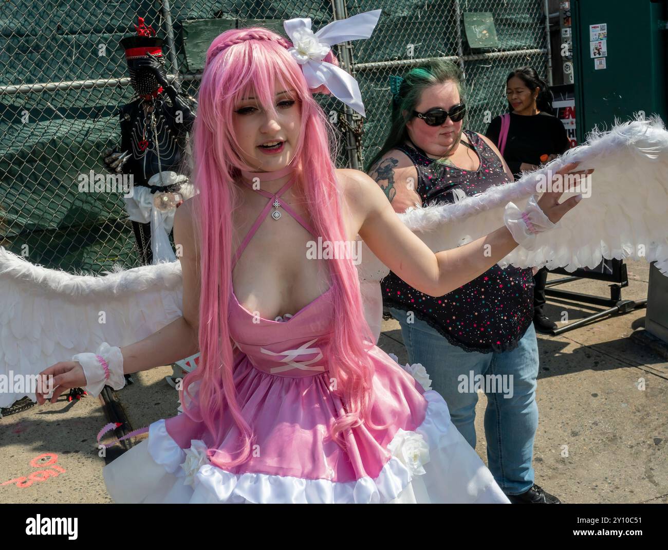 Cosplay-Fans außerhalb der Anime NYC Show im Jacob Javits Convention Center in New York am Sonntag, den 25. August 2024. (© Richard B. Levine) Stockfoto