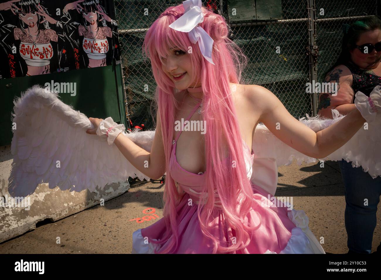 Cosplay-Fans außerhalb der Anime NYC Show im Jacob Javits Convention Center in New York am Sonntag, den 25. August 2024. (© Richard B. Levine) Stockfoto