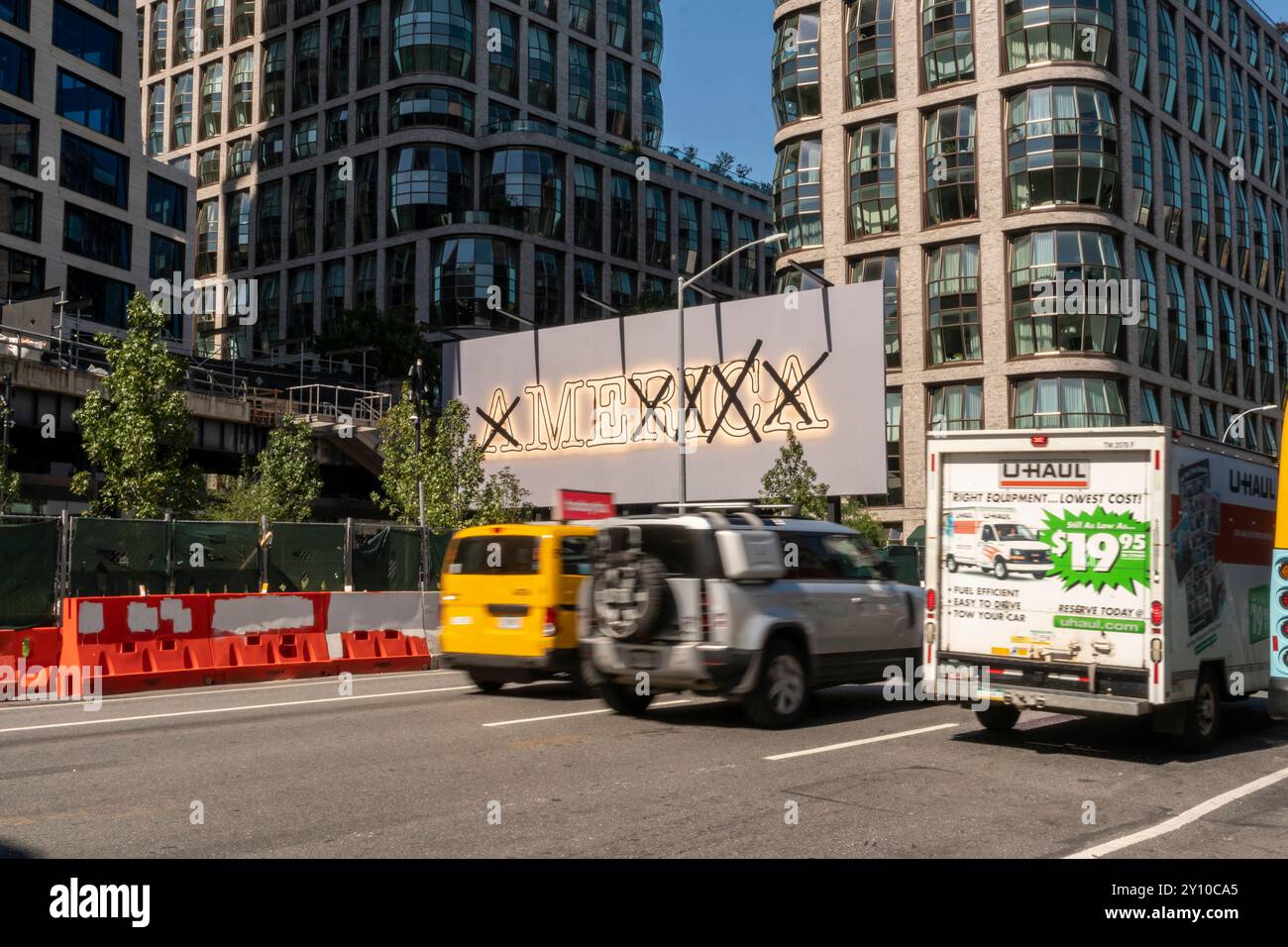 Untitled (America/ME) des Künstlers Glenn Ligon debütiert am Dienstag, den 3. September 2024, auf der 25 x 75 Meter großen Plakatwand neben dem High Line Park. Das Kunstwerk ist eine Neuauflage des 2008 erschienenen Stücks „America“, das Barack Obama als Präsident schuf. (© Richard B. Levine) Stockfoto