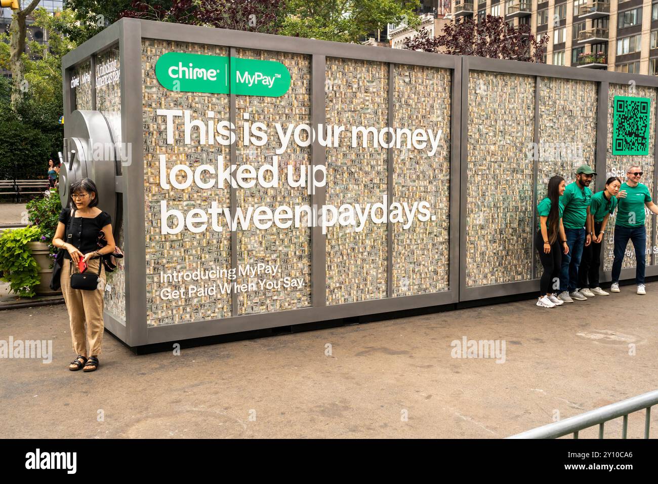 Aktivierung der Glockenmarke im Flatiron Plaza in New York am Sonntag, 1. September 2024. Chime ist ein Finanztechnologieunternehmen, das mit regionalen Banken zusammenarbeitet und mobile Bankdienste anbietet. . (© Richard B. Levine) Stockfoto