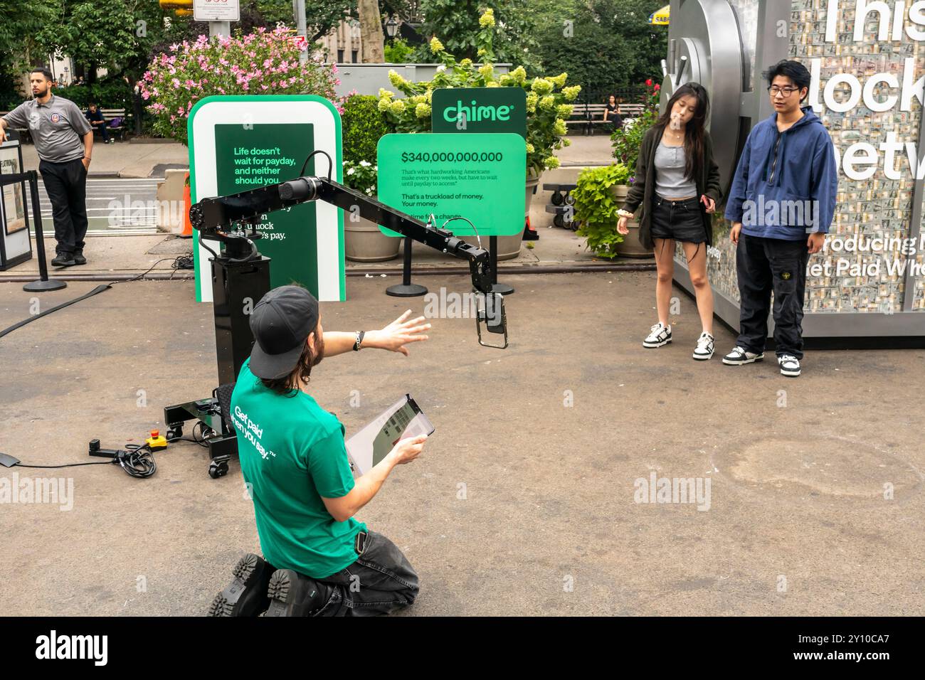 Aktivierung der Glockenmarke im Flatiron Plaza in New York am Sonntag, 1. September 2024. Chime ist ein Finanztechnologieunternehmen, das mit regionalen Banken zusammenarbeitet und mobile Bankdienste anbietet. . (© Richard B. Levine) Stockfoto