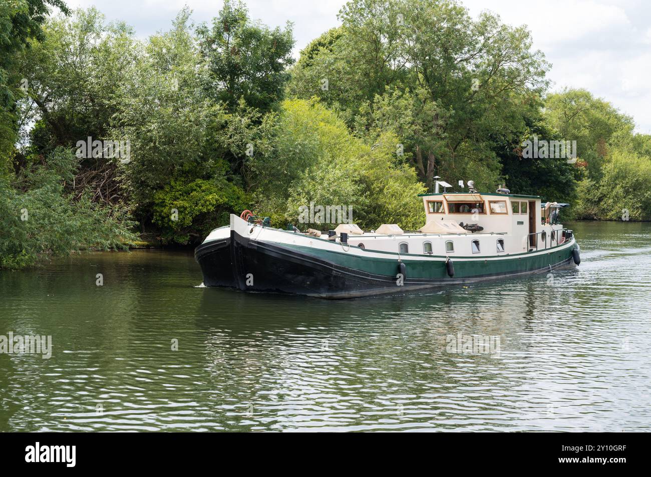 Niederländisches Stahlschiff (möglicherweise ein Piper Dutch Barge, aber nicht bestätigt) auf dem Fluss Themse Windsor Berkshire England Großbritannien Stockfoto