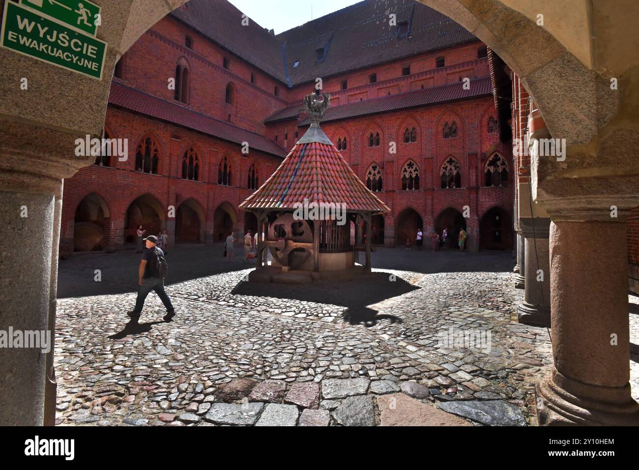 Polen, Marienburg, 28.08.2024 die Marienburg ist eine im 13. Jahrhundert erbaute mittelalterliche Ordensburg des Deutschen Ordens an der Nogat, einem Muendungsarm der Weichsel. Sie liegt am Rande der Stadt Marienburg polnisch Malbork im Weichseldelta. Foto: Burgansicht Innenhof mit Brunnen Stadt Bamberg *** Polen, Marienburg, 28 08 2024 die Burg Marienburg ist eine mittelalterliche Burg des Deutschen Ordens, die im 13. Jahrhundert an der Nogat, einer Weichselmündung, erbaut wurde. Es liegt am Stadtrand von Marienburg, polnischer Malbork, im Weichseldelta. Stockfoto