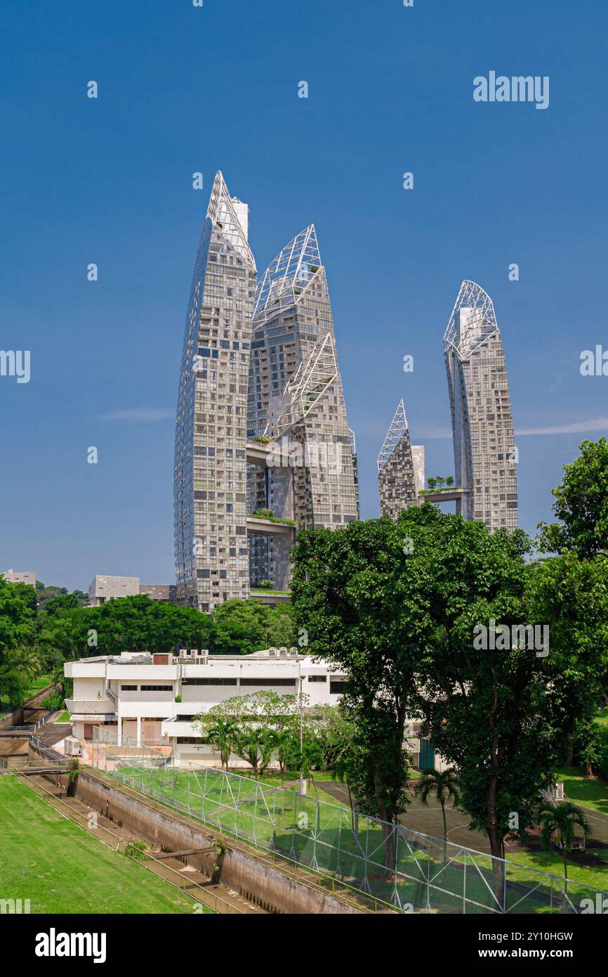 Singapur - 13. Juni 2024: Keppel Bay ist ein luxuriöser Wohnkomplex am Wasser. Dieser luxuriöse Wohnkomplex am Wasser hat viele Design- und Designelemente erhalten Stockfoto