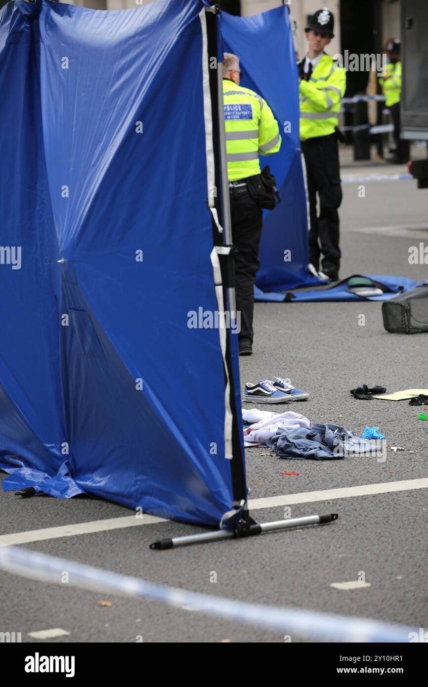 London, England, Großbritannien. September 2024. Persönliche Gegenstände werden nach einem Unfall mit einem Radfahrer und einem LKW auf der Straße verstreut. Als der erste Premierminister KIER STARMER nach der Sommerpause zur ersten Fragestunde des Premierministers zurückkehrte, wurde eine Radfahrerin von einem LKW direkt vor dem parlamentsgebäude vom Fahrrad gestoßen. Die Polizei sperrte das Gebiet ab und obwohl die London Air Ambulance auf dem Parliament Square landet, wurde der Radfahrer mit einem Krankenwagen ins Krankenhaus gebracht. Quelle: ZUMA Press, Inc./Alamy Live News Stockfoto