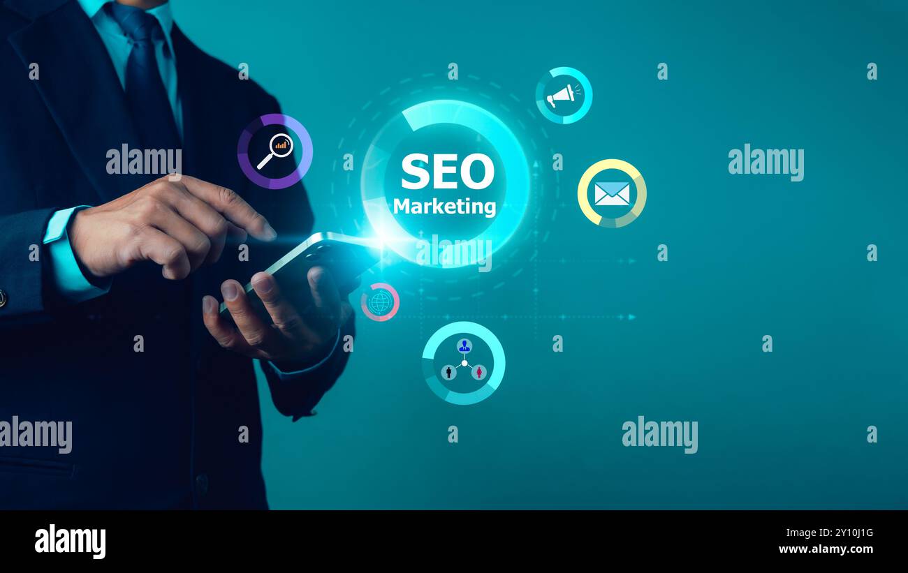 Geschäftsmann mit Smartphone für die Analyse von Marketingstrategien, SEO Search Engine Marketing, SEO Search Engine Optimization, Marketing Ranking Traffic W Stockfoto