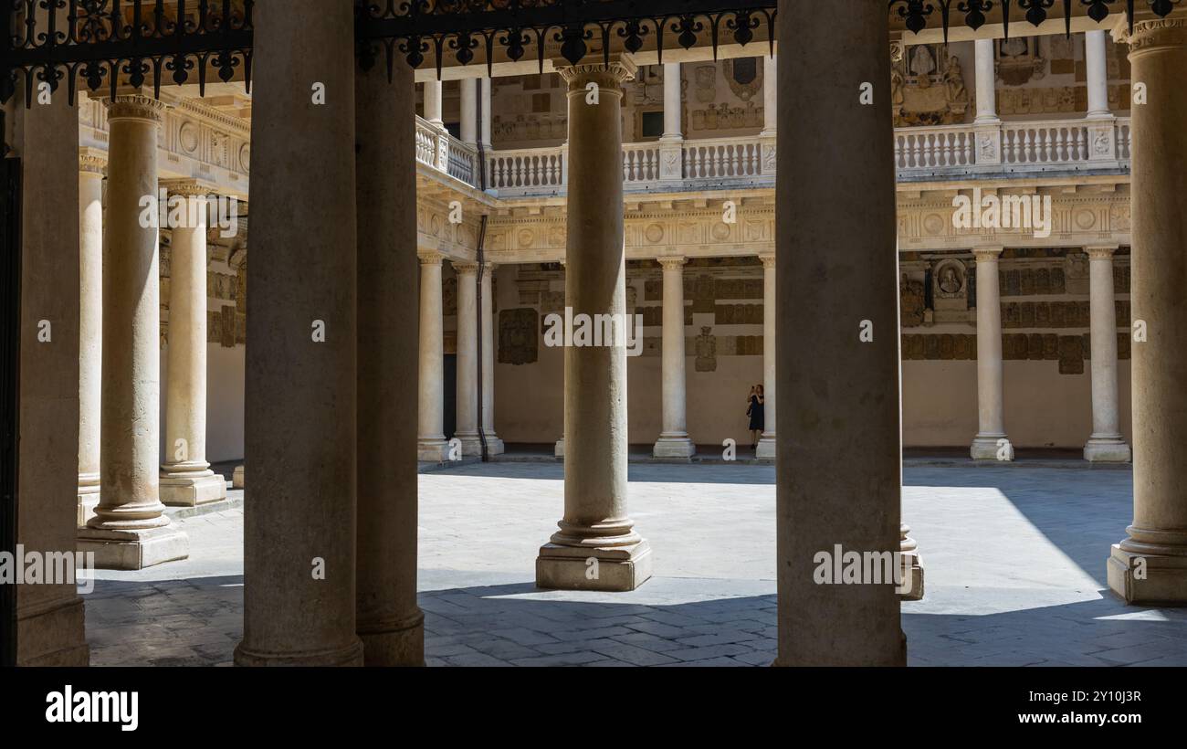 Padua, Italien - 23. Juli 2024: Hof des Palazzo Bo (Bo-Palast), historisches Gebäude mit Sitz der Universität Padua aus dem Jahr 1539 in Padua, Italien Stockfoto