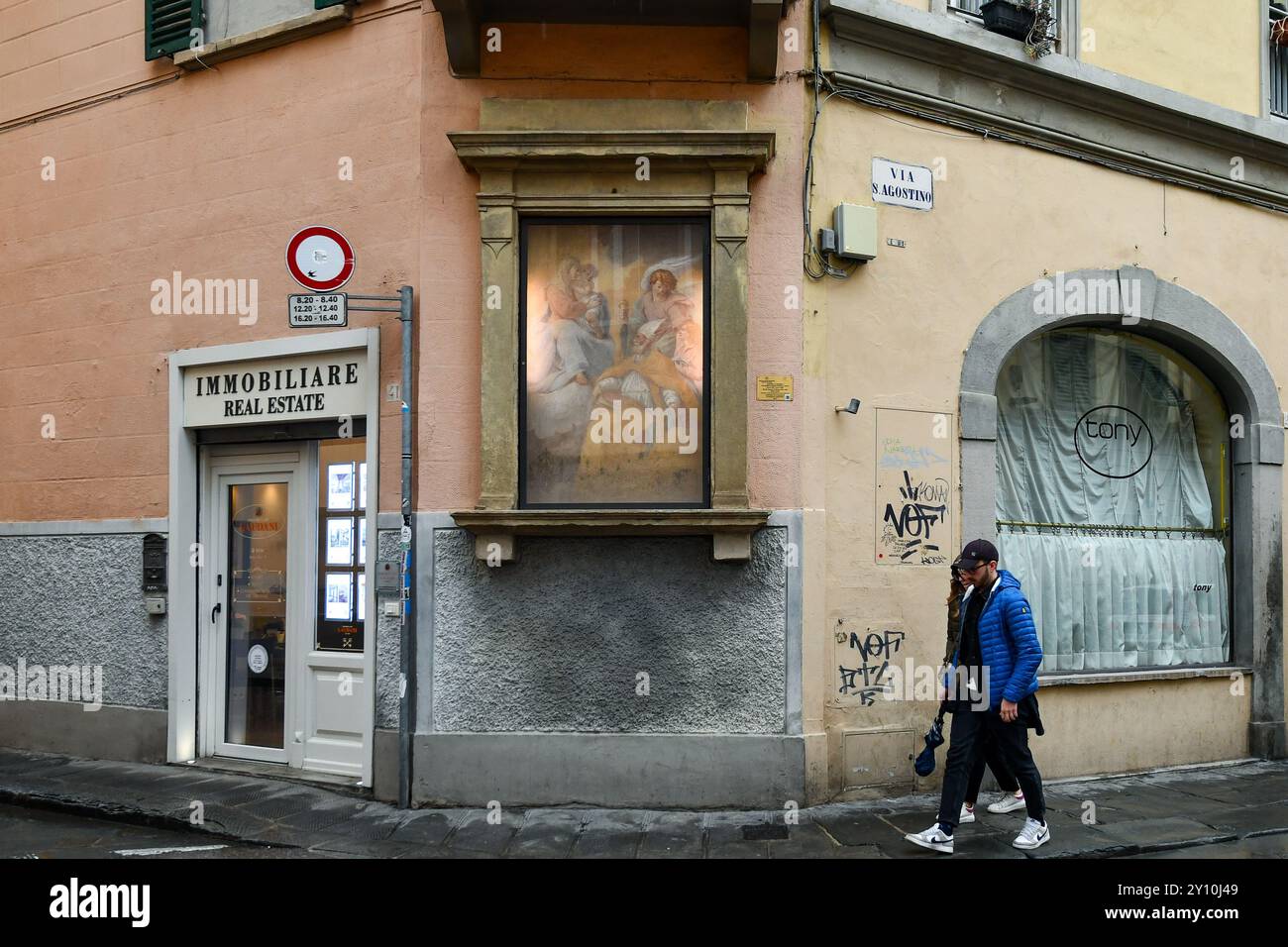 Votivschrein der Madonna und des Kindes mit dem Heiligen Augustinus, Tobiolo und dem Erzengel Raphael an einer Straßenecke in Oltrarno, Florenz, IT Stockfoto