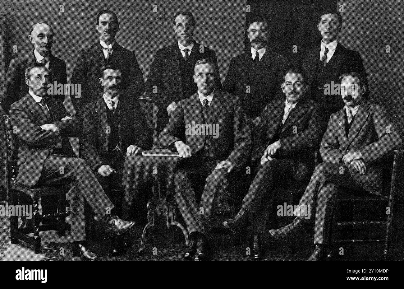 Männergildkomitee, 1920, Originalfoto von H. Cooper and Son). Hintere Reihe: J.O. Tootell, A. W. Cox, R. H. Gardner, G. Butlin, W. Gammage. Erste Reihe: J. W. Marriott (Kapitän des Bowlingclubs), W. G. Harris (Minister und Schatzmeister), A. Deacon (Präsident), F. Berrill (Vizepräsident), W. D. Tootell (Sekretär des Bowlingclubs). Aus einer Serie von Fotografien zum Jubiläum der Northampton Co-operative Society Ltd (1870-1920). Die Co-operative Society war eine britische Verbrauchergenossenschaft und ist heute als The Co-operative Group Ltd. Bekannt. Stockfoto