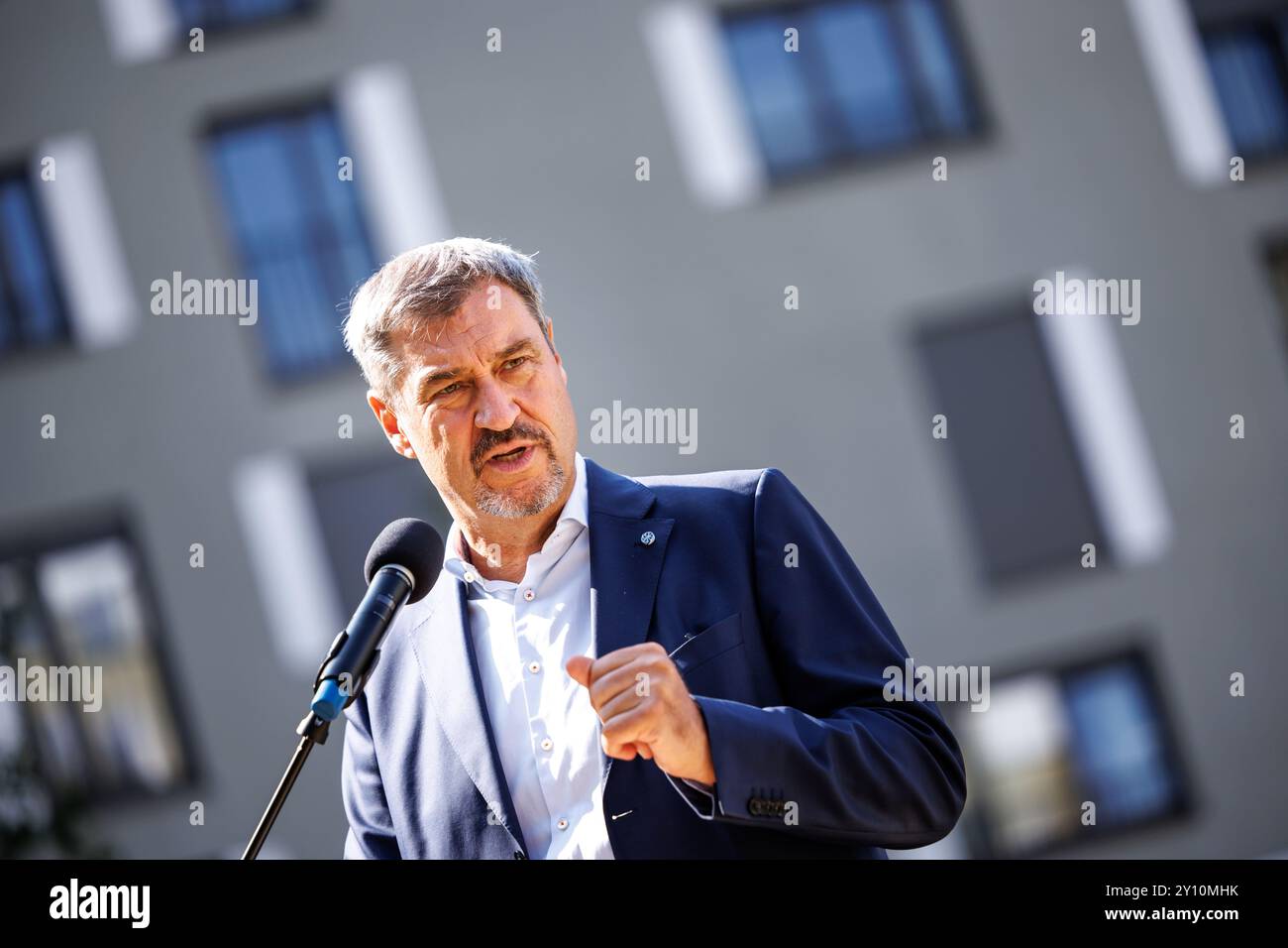 München, Deutschland. September 2024. Markus Söder (CSU), Parteivorsitzender und Premierminister von Bayern, spricht bei der Begrüßungszeremonie für die ersten Mieter des Münchner Stadibau-Wohnviertels Südliches Oberwiesenfeld am 4. September 2024 in München (Bayern). Stadibau ist ein Wohnungsbauunternehmen des Freistaats Bayern, das sich zum Ziel gesetzt hat, bezahlbare und bedarfsgerechte Wohnungen für Beamte in Südbayern von Kempten bis München und Passau bereitzustellen. Quelle: Matthias Balk/dpa/Alamy Live News Stockfoto