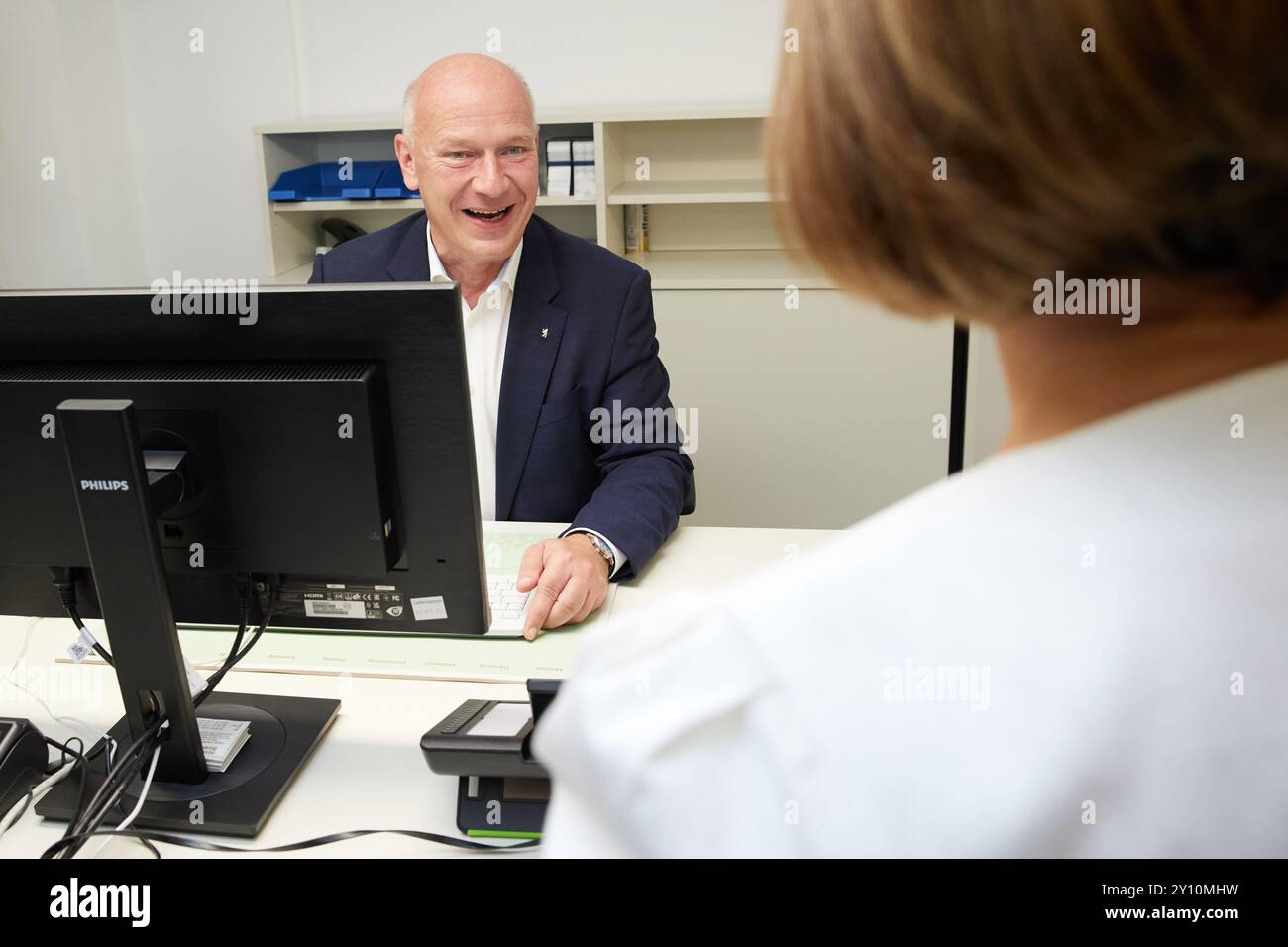 Berlin, Deutschland. September 2024. Kai Wegner (CDU), Regierender Bürgermeister, bei der Eröffnung des neuen Bürgerbüros im Bezirk Spandau im Staaken-Center. Nach Angaben des für Soziales und Bürgerdienste zuständigen Bezirksrats wird das neue Bürgeramt bis zu 3.000 zusätzliche Ernennungen pro Monat anbieten. Quelle: Jörg Carstensen/dpa/Alamy Live News Stockfoto