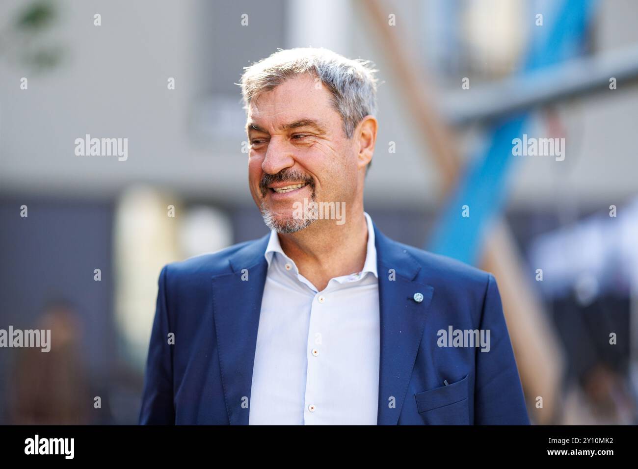 München, Deutschland. September 2024. Markus Söder (CSU), Parteivorsitzender und Premierminister von Bayern, begrüßte am 4. September 2024 die ersten Mieter des Münchner Stadibau-Wohnviertels Südliches Oberwiesenfeld in München (Bayern). Stadibau ist ein Wohnungsbauunternehmen des Freistaats Bayern, das sich zum Ziel gesetzt hat, bezahlbare und bedarfsgerechte Wohnungen für Beamte im Süden Bayerns von Kempten bis München und Passau bereitzustellen. Quelle: Matthias Balk/dpa/Alamy Live News Stockfoto