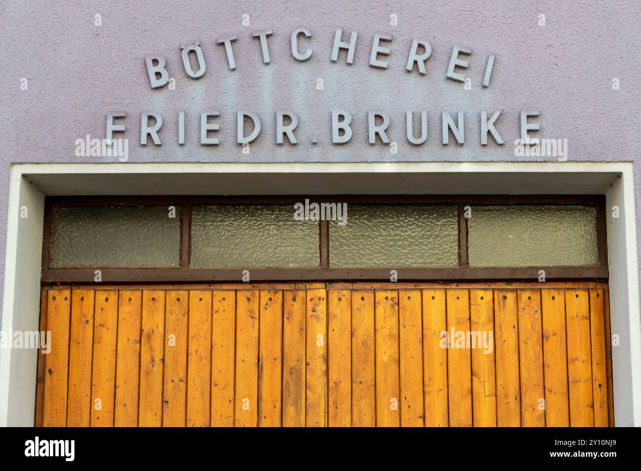 Vergangenheit. 31.08.2024, EU, DEU, Deutschland, Nordrhein-Westfalen, Essen: Hinweis inm Stadtteil Rüttenscheid auf die ehemalige Böttcherei Friedrich Brunke. Hinweis im Landkreis Rüttenscheid auf die ehemalige Friedrich-Brunke-Genossenschaft. Stockfoto