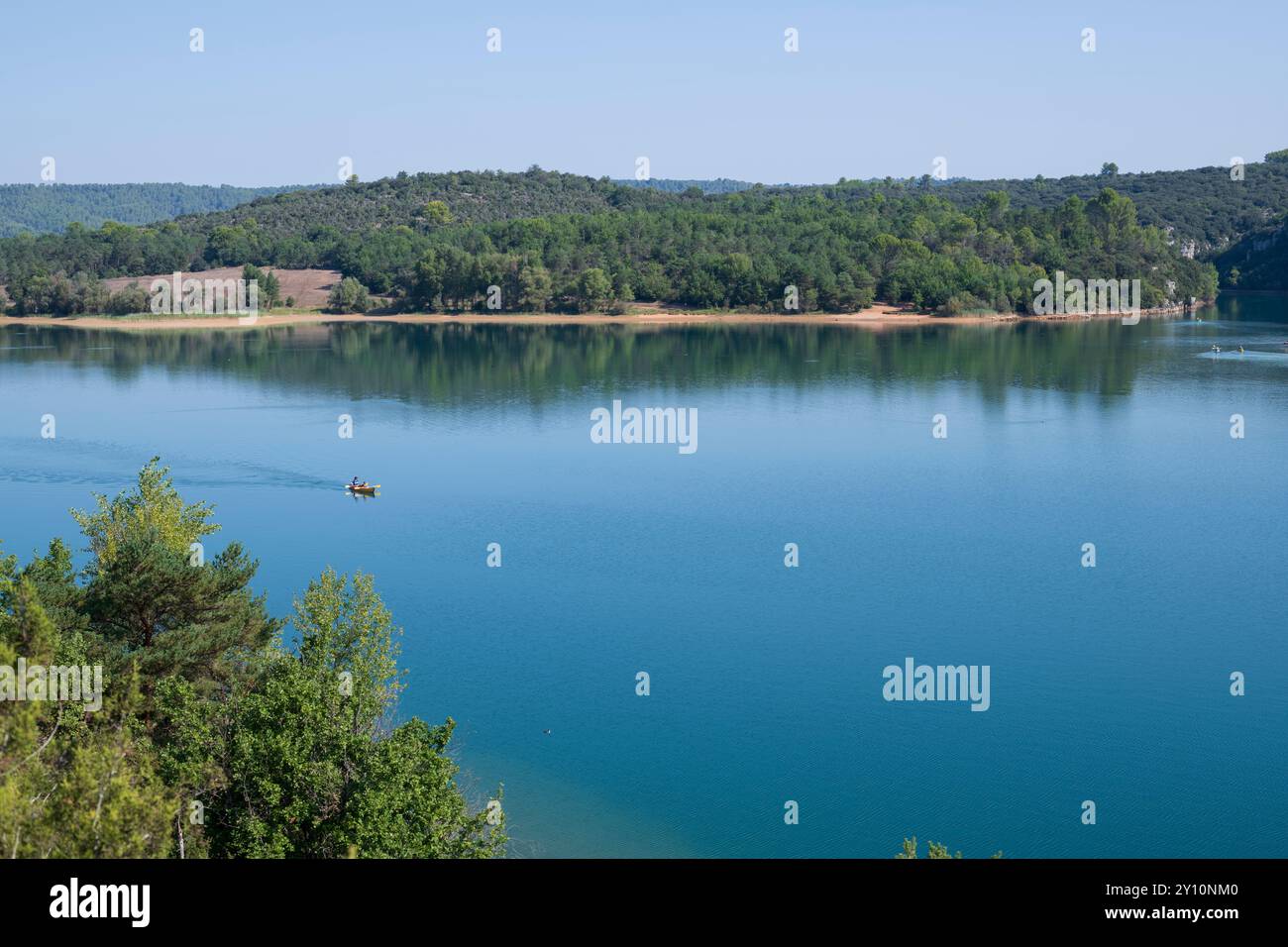 Vater und Kind genießen gemeinsam Kajakfahren auf einem ruhigen See in der Verdon-Schlucht, Südfrankreich, europäischen Sommerurlaub, Kopierraum Stockfoto