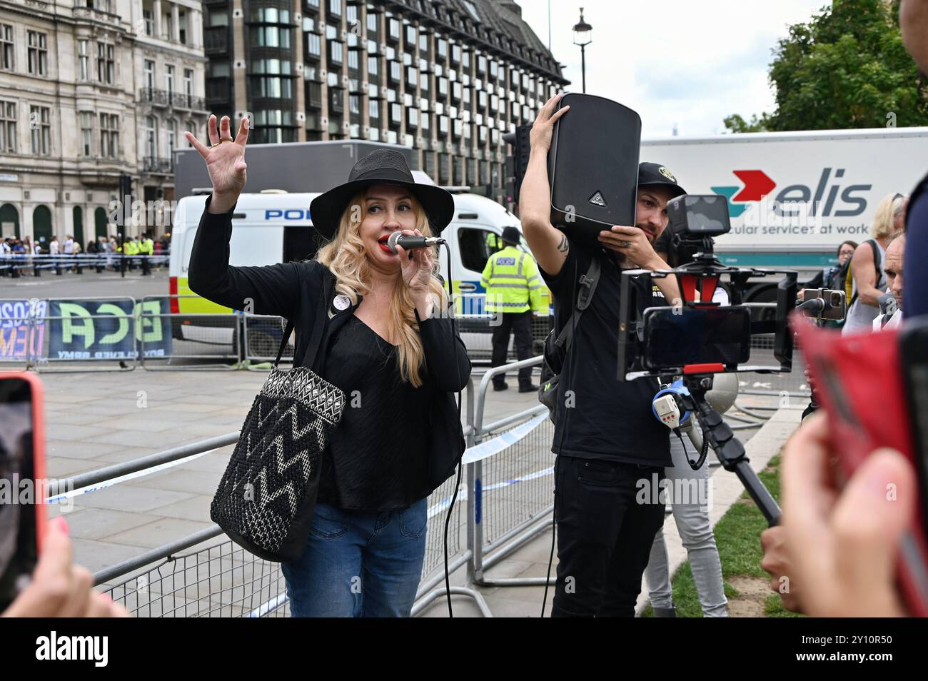 LONDON, ENGLAND: 4. September 2024: Sprecher Debbie Hicks von United Not Divided hielt eine Demonstration ab, in der er zur Einheit aufrief, unabhängig von der politischen Zugehörigkeit, und dass jeder Bürger nicht zulassen sollte, dass die Regierung und Tommy Robinson uns teilen. Demonstranten behaupten, dass Premierminister Keir Starmer und Tommy Robinson für Israel arbeiten. Wir müssen aufwachen. Wir sind geteilt für einen größeren Krieg, um einen gemeinsamen Feind zu haben, der unsere Kinder an die Front schickt. Wir sagen nein Quelle: Siehe Li/Picture Capital/Alamy Live News Stockfoto