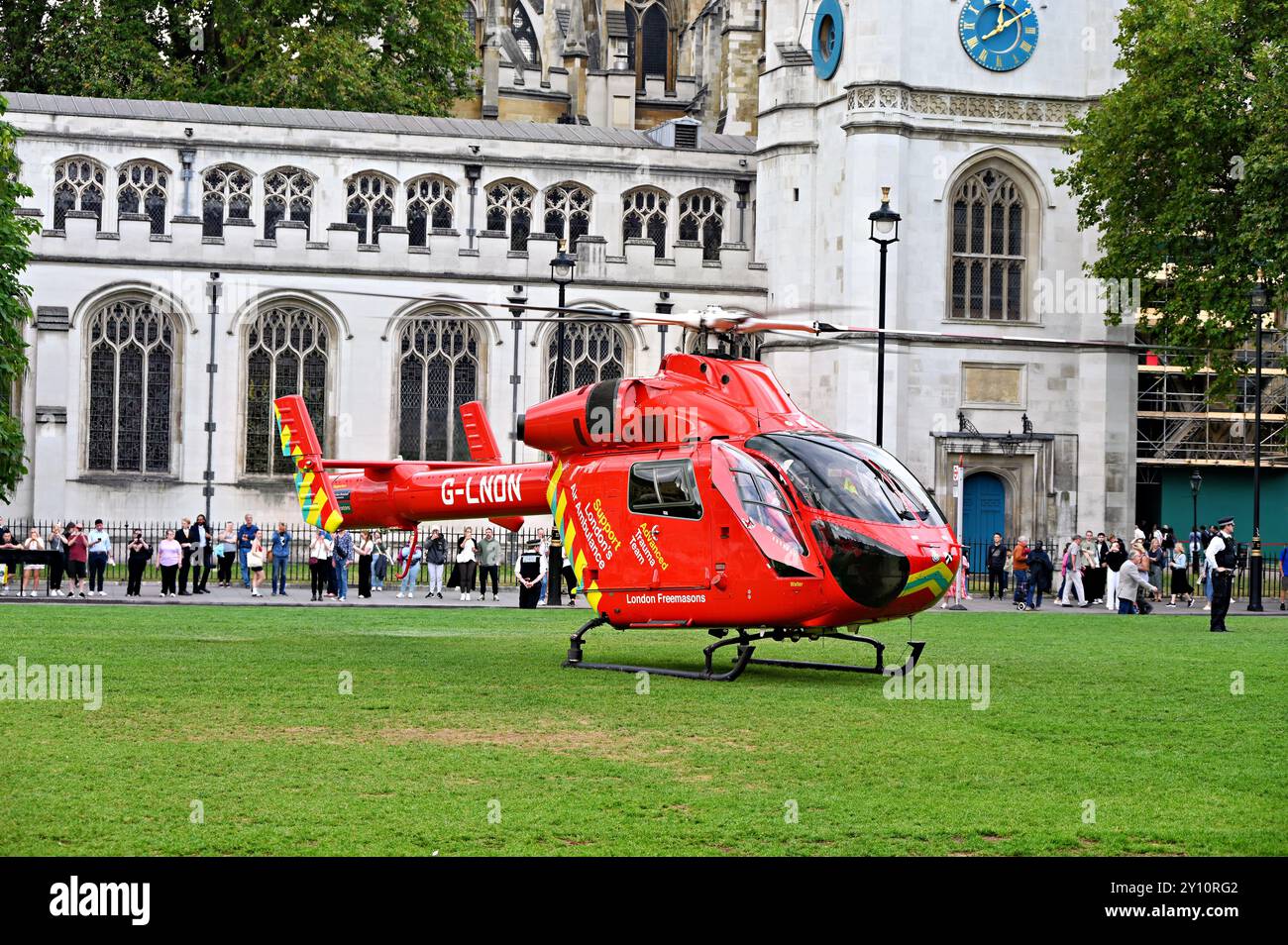 LONDON, ENGLAND: 4. September 2024: Anti-Vaxx and United Not Divided veranstaltete eine Demonstration, die zu Einheit aufrief, unabhängig von der politischen Zugehörigkeit, und dass jeder Bürger nicht zulassen sollte, dass die Regierung und Tommy Robinson uns teilen. Demonstranten behaupten, dass Premierminister Keir Starmer und Tommy Robinson für Israel arbeiten. Wir müssen aufwachen. Wir sind geteilt für einen größeren Krieg, um einen gemeinsamen Feind zu haben, der unsere Kinder an die Front schickt. Wir sagen nein Die Demonstranten sind entschieden gegen die Waffenlieferungen der britischen Regierung an Israel und fordern, dass der Völkermord in Gaza jetzt auf dem Parlamentsplatz in London, Großbritannien, aufhören muss. (Foto Stockfoto