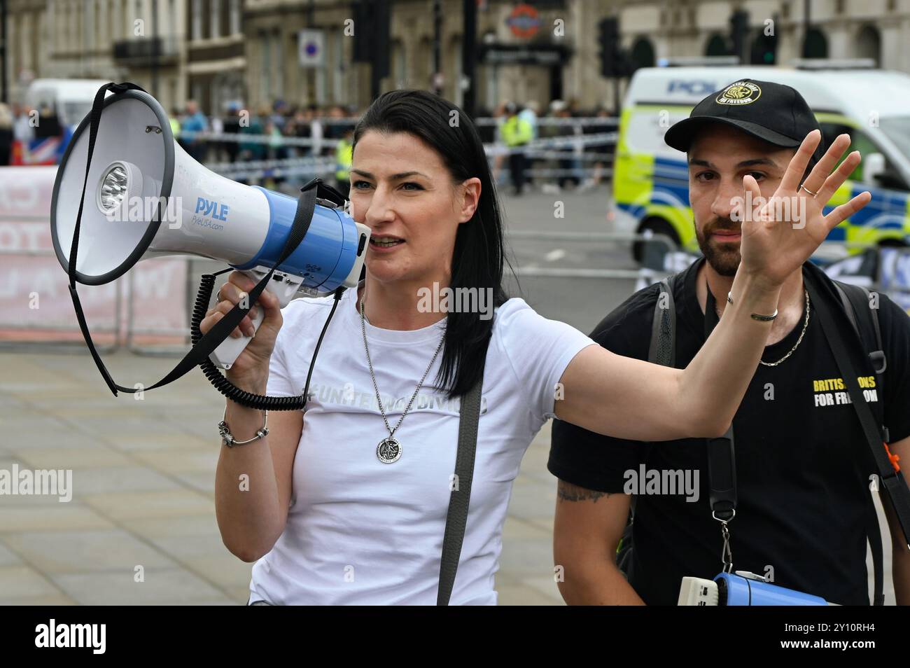 LONDON, ENGLAND: 4. September 2024: Die Sprecherin Fiona Rose Diamond von United Not Divided rief zu Einheit, unabhängig von der politischen Zugehörigkeit, und dazu auf, dass jeder Bürger nicht zulassen sollte, dass die Regierung und Tommy Robinson uns teilen. Demonstranten behaupten, dass Premierminister Keir Starmer und Tommy Robinson für Israel arbeiten. Wir müssen aufwachen. Wir sind geteilt für einen größeren Krieg, um einen gemeinsamen Feind zu haben, der unsere Kinder an die Front schickt. Wir sagen nein Quelle: Siehe Li/Picture Capital/Alamy Live News Stockfoto