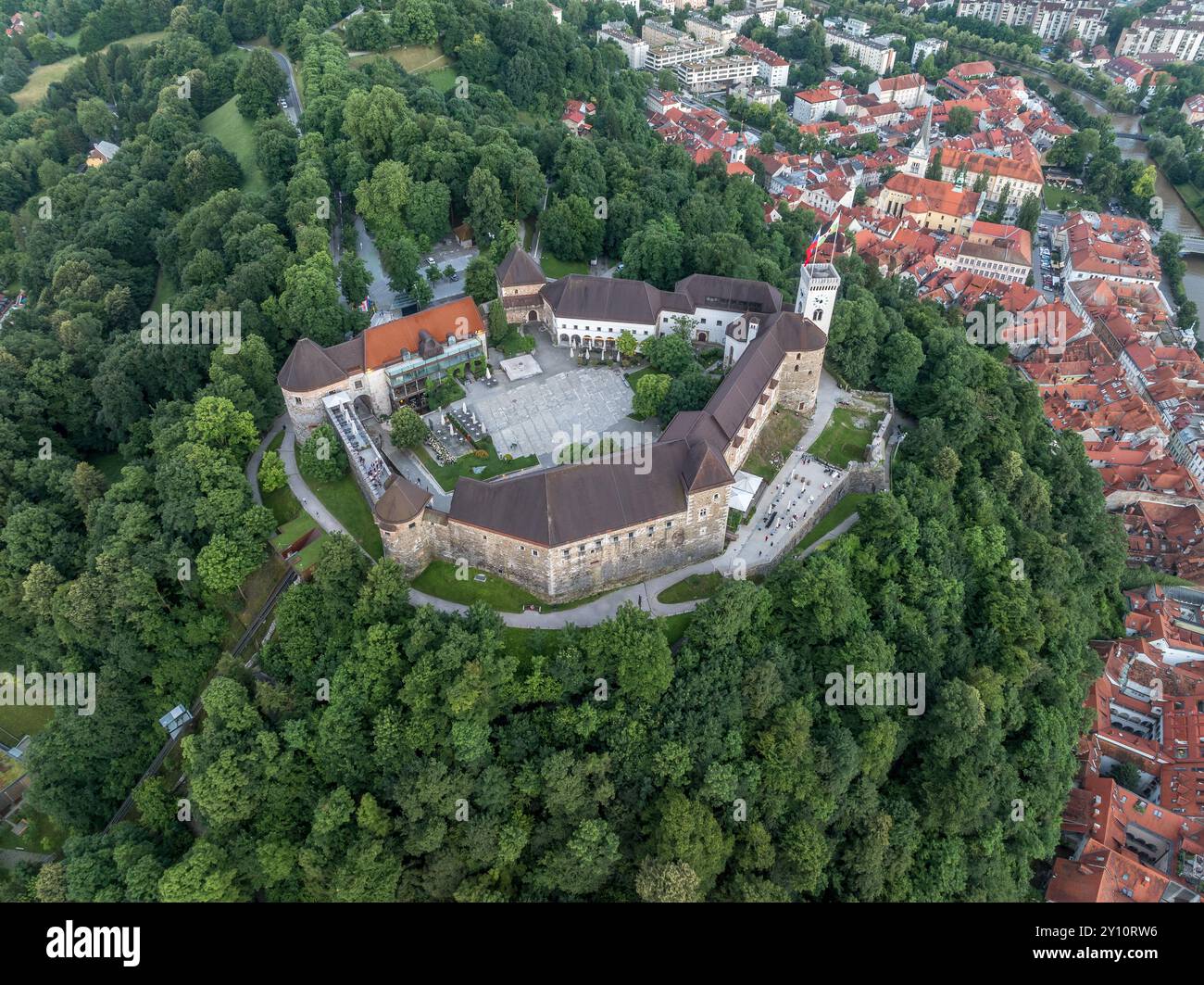 Blick von oben nach unten auf die Burg von Ljubljana mit Türmen, Innenhof, Stadtmauern auf dem Hügel über der slowenischen Hauptstadt Stockfoto