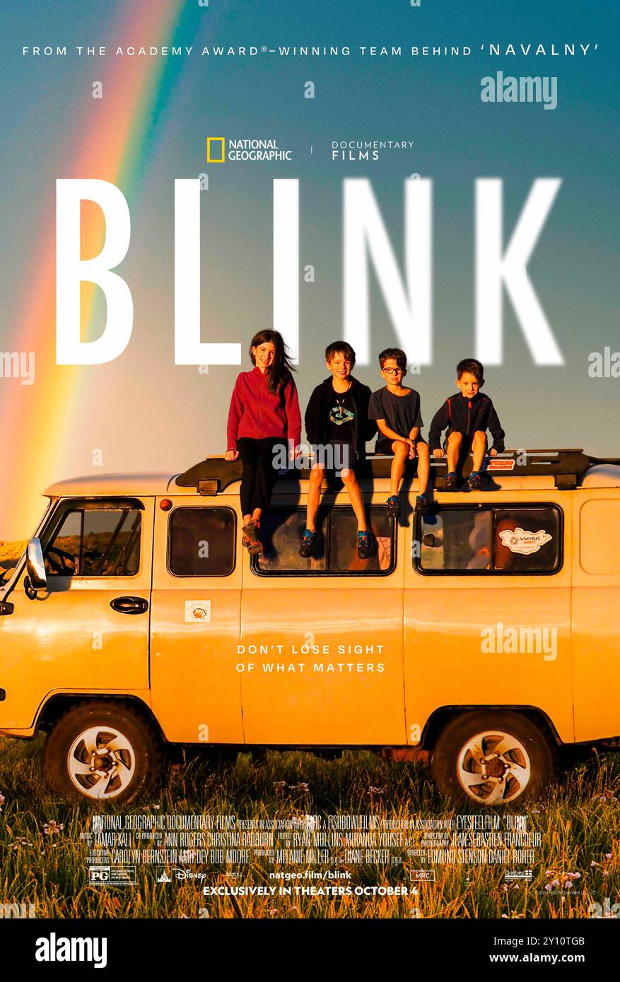 Blink (2024) unter der Regie von Daniel Roher und Edmund Stenson in der Hauptrolle. Dokumentarfilm über die weltweite Reise einer Familie, bevor ihre Kinder die Vision einer seltenen genetischen Störung verlieren, indem sie ihre Reise festhalten, um die Schönheit der Welt zu erleben, während sie sie sie noch sehen können, und sich auf eine unvermeidliche Zukunft vorbereiten. US-Poster mit einem Blatt ***NUR FÜR REDAKTIONELLE ZWECKE***. Kredit: BFA / National Geographic Stockfoto