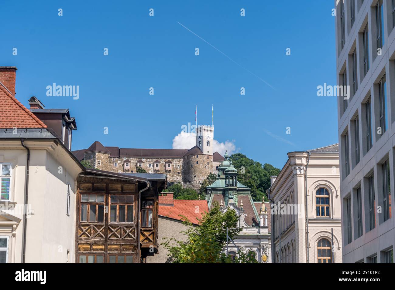 Blick auf den Wachturm der Burg Ljubljana aus der Innenstadt Stockfoto