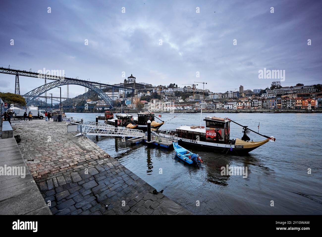 Nächtlicher Blick auf die Fachwerkbogenbrücke Ponte Dom Luis I über den Fluss Douro, Promenade Cais da Ribeira in Porto Stockfoto