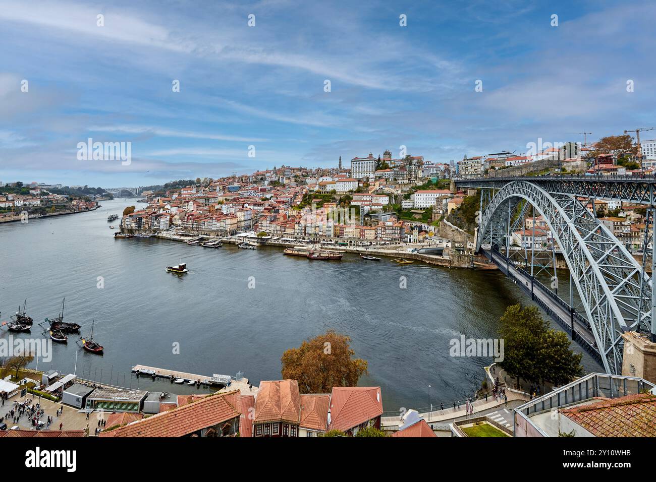 Die Fachwerkbogenbrücke Ponte Dom Luis I über den Douro verbindet Porto mit Vila Nova de Gaia, das Wahrzeichen von Porto wurde 1875 von einem Schüler von Gustave Eiffel erbaut Stockfoto