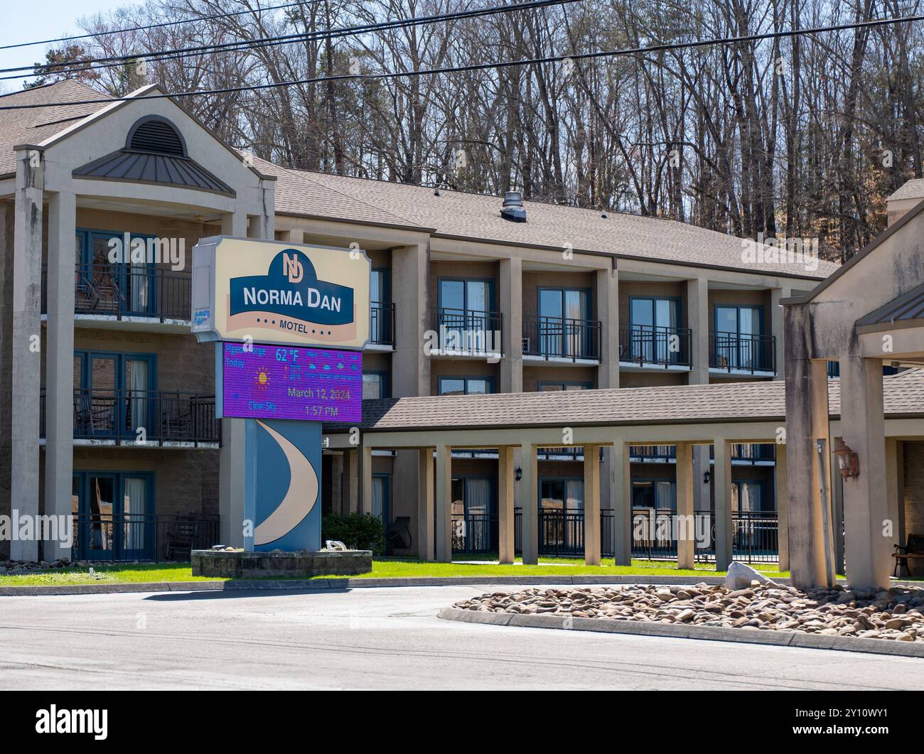 PIGEON FORGE, TN - 12. März 2024: Norma Dan Motel Building, ein beliebtes Familienunternehmen im Herzen von Pigeon Forge, am Parkway. Stockfoto