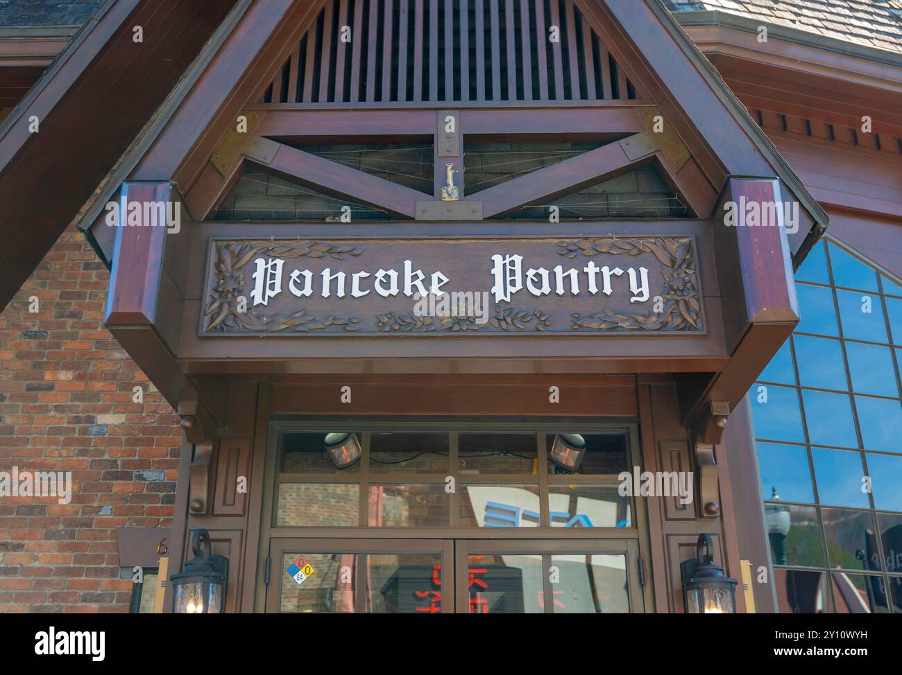 GATLINBURG, TN - 12. März 2024: Pancake Pantry-Schild über dem Eingang des beliebten Pancake-Spezialitätenrestaurants zum Frühstück und Mittagessen. Stockfoto