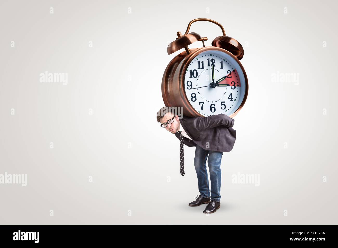 Mann hat mit der Sommerzeit zu kämpfen Stockfoto